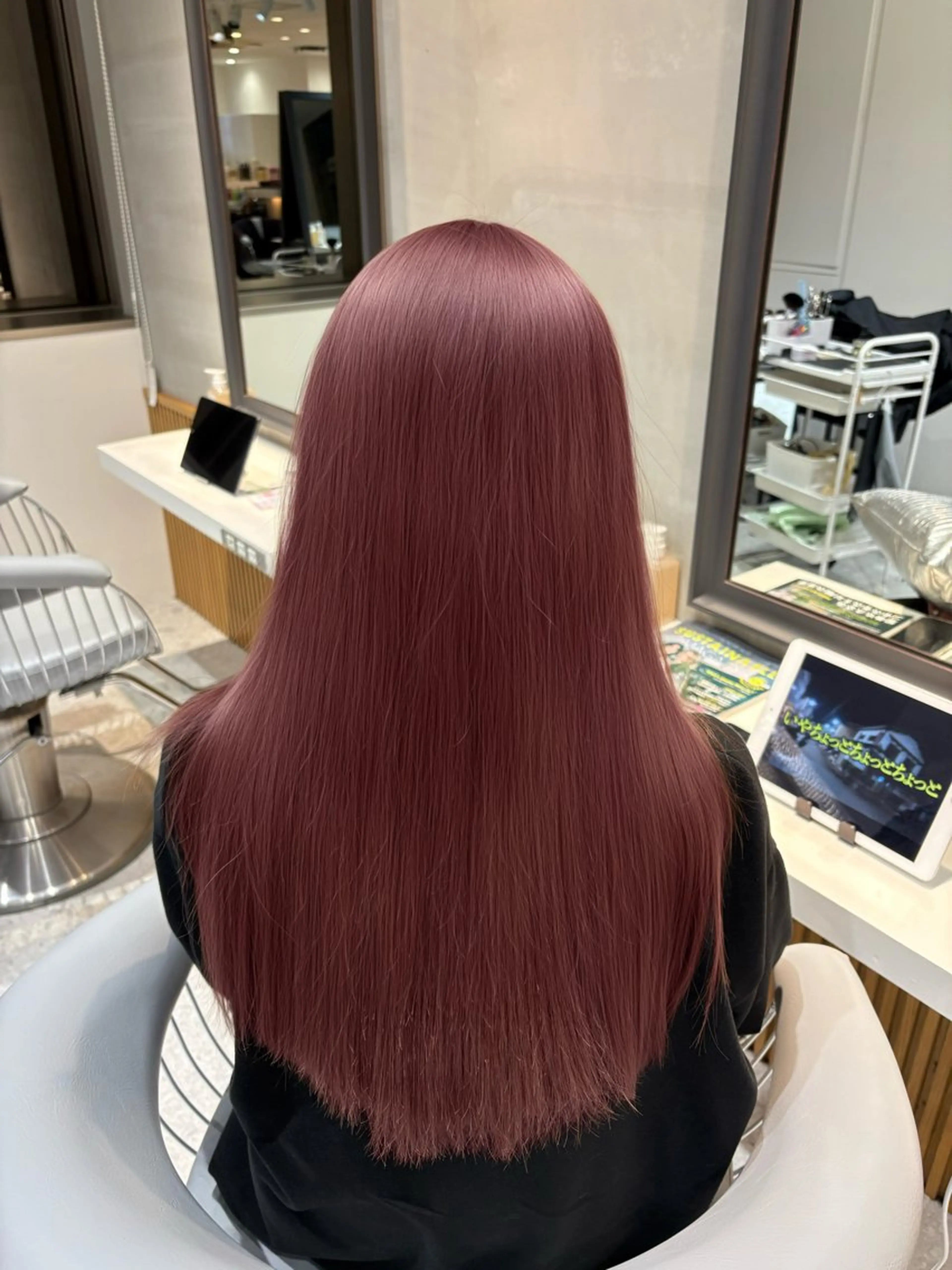 ロング ヘアカラー イウラ ショウヤのヘアスタイル