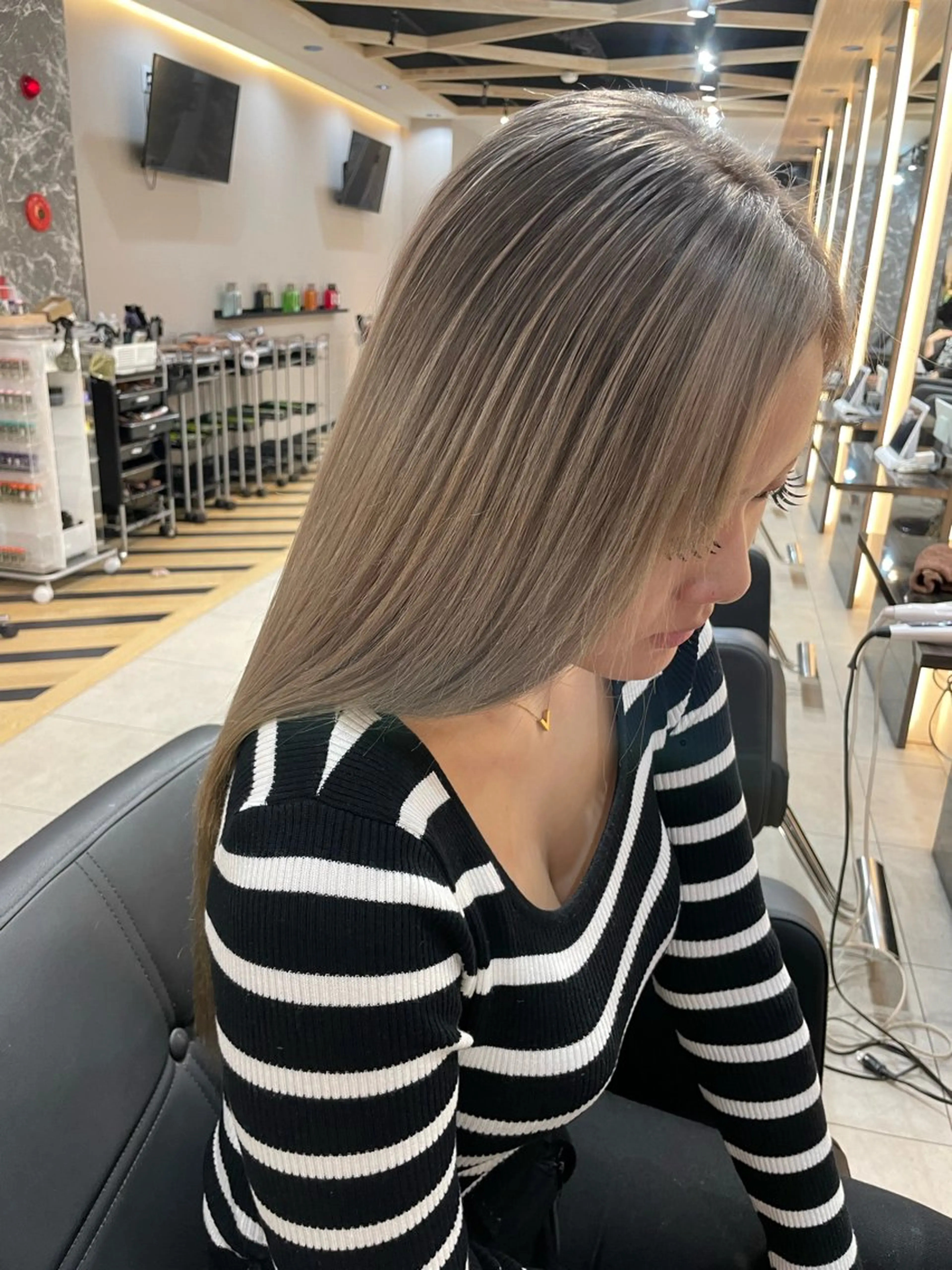 ロング レイヤーカット ラピス大阪アメ村店所属・大阪ハイトーン✨ 🇺🇸髪質改善🌴のヘアスタイル