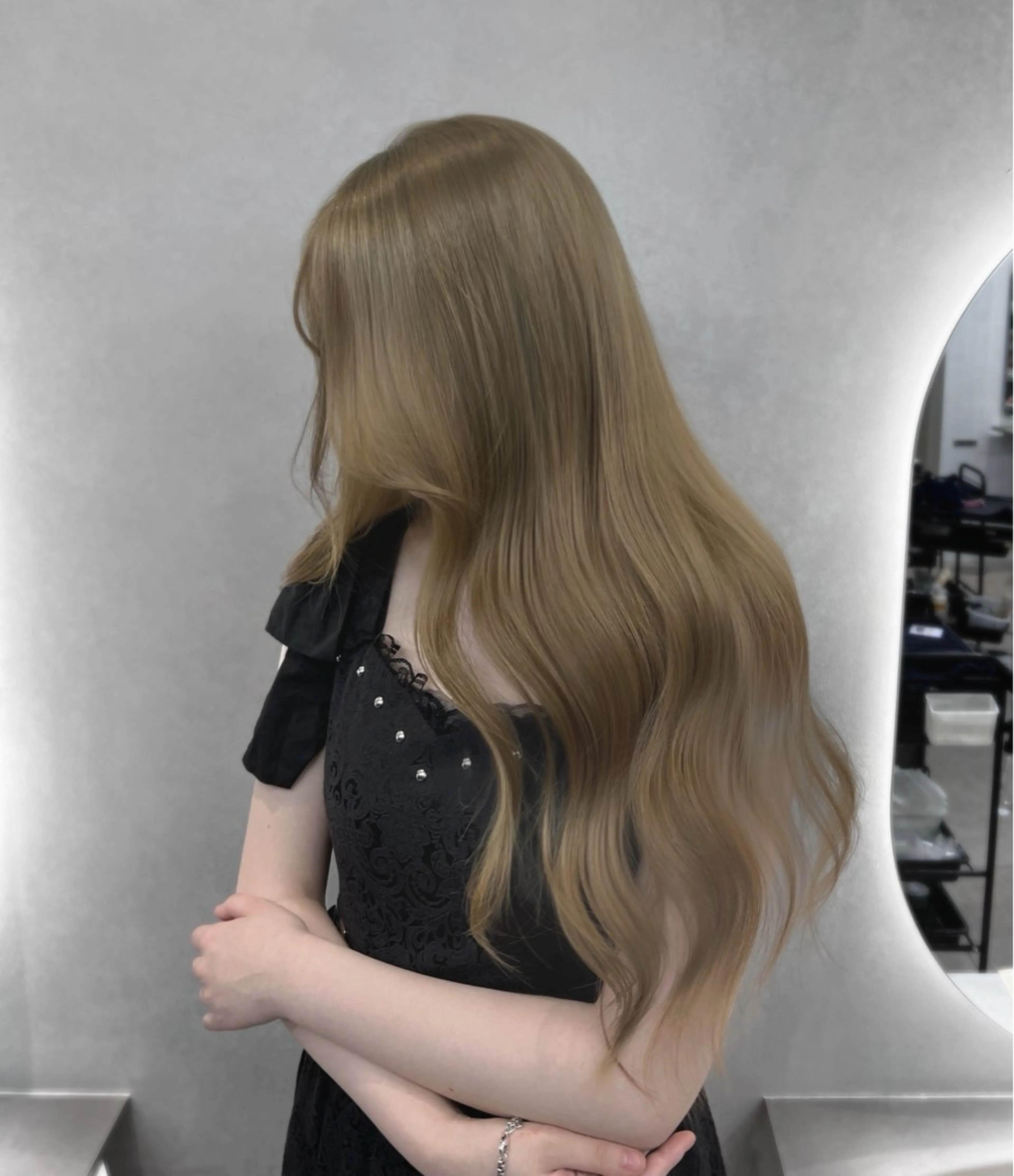 ロング 髪質改善 トリートメント ヘアカラー ハイトーン ハイライ ト バレイヤージュのヘアスタイル