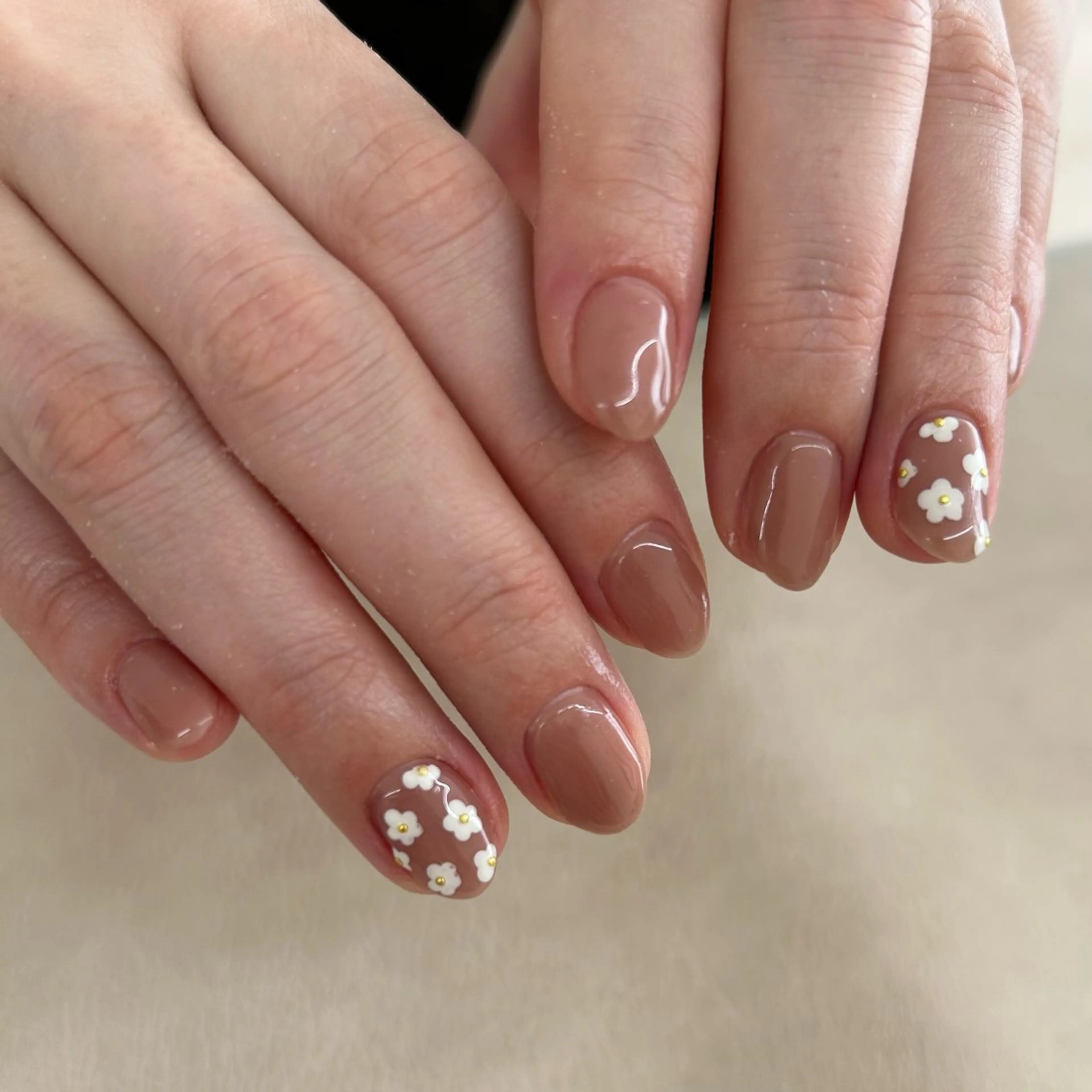 🌼ワンポイントnail🌼 【オフなし】ワンカラー+(左右1〜2本ずつアートorパーツ)(パラジェル使用)の写真