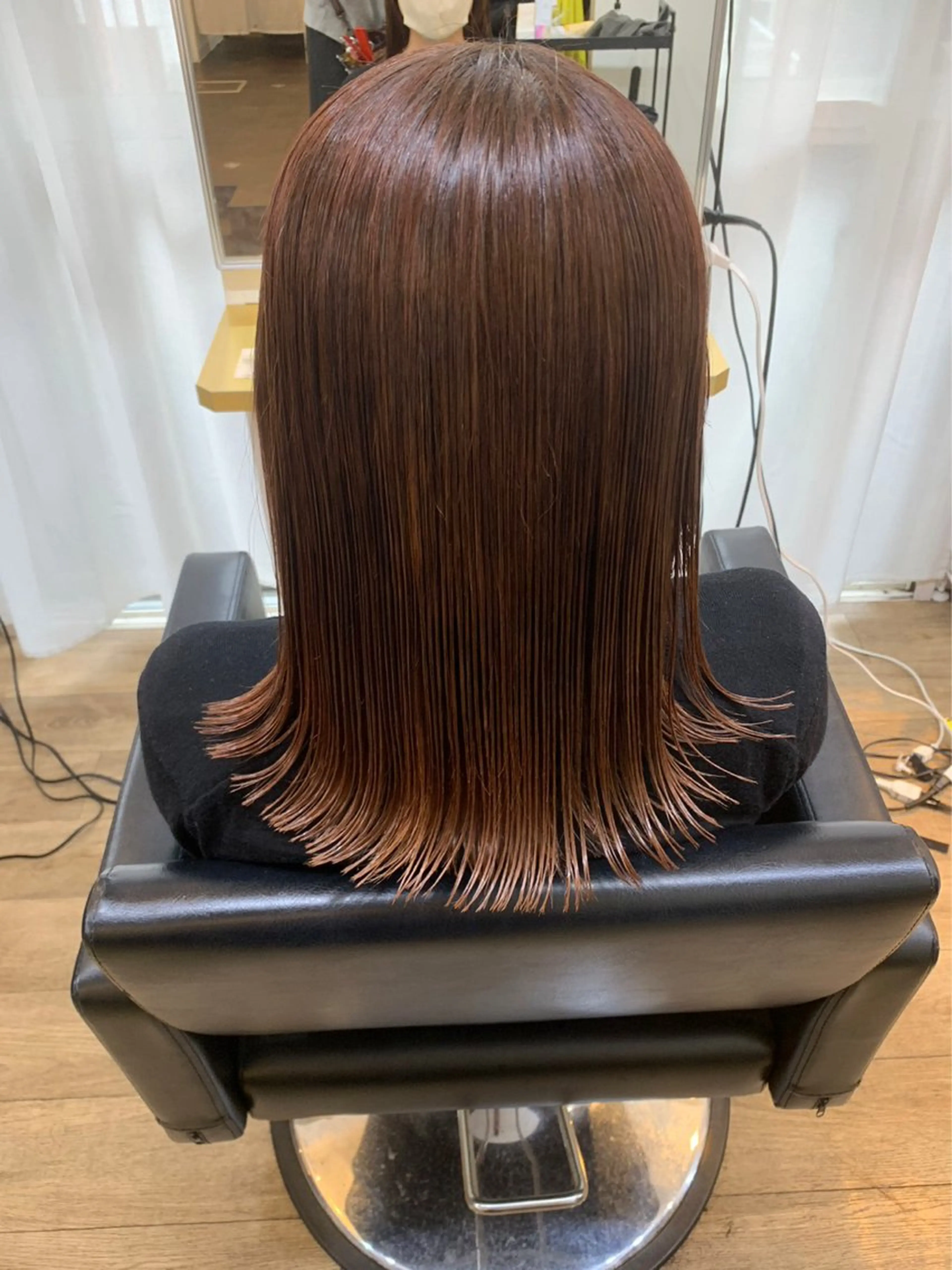 ミディアム シオン/艶髪/ グレージュカラーのヘアスタイル