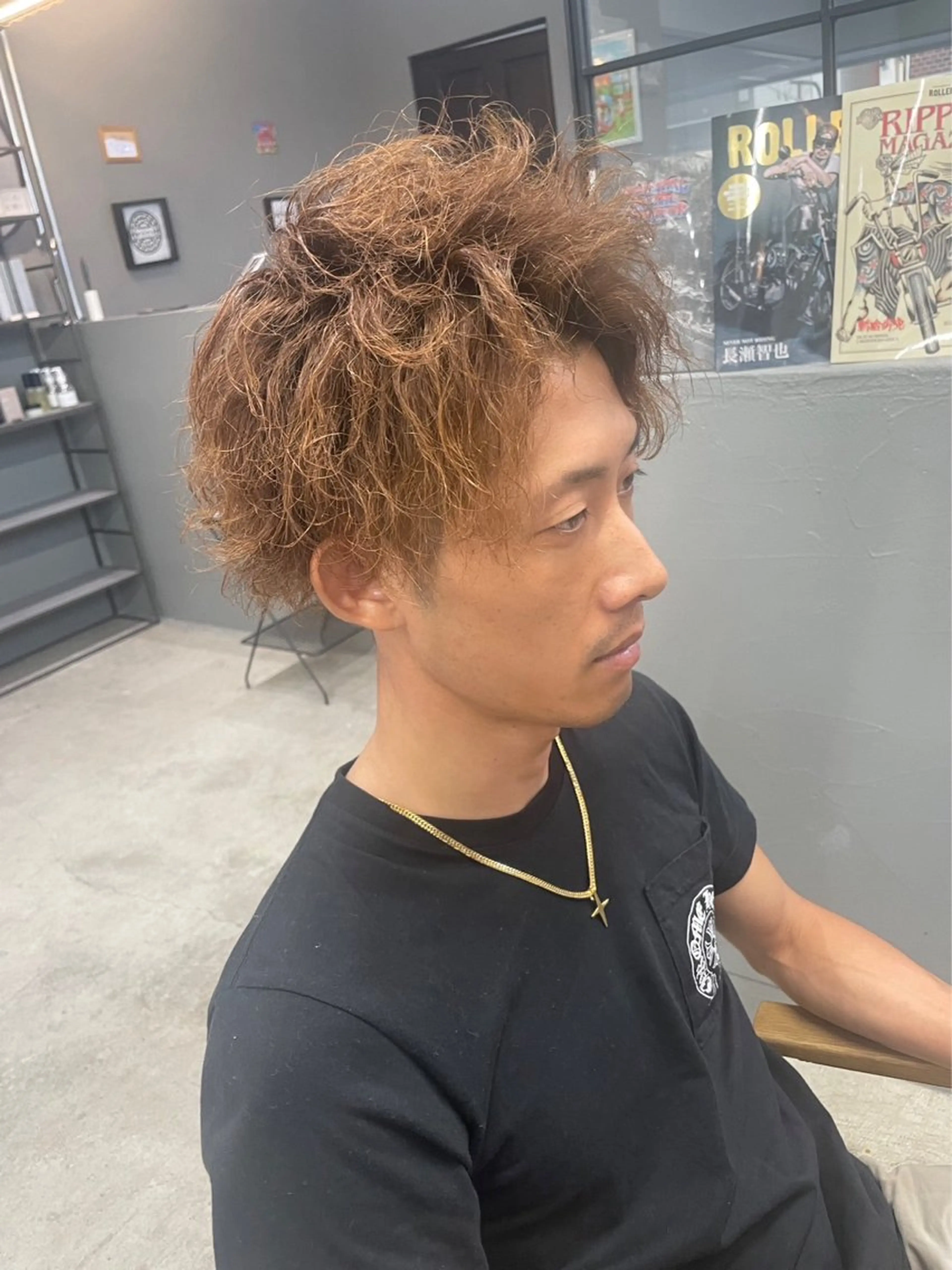 ミディアム パーマ メンズ カット ヘアカラー メンズ専門サロン wokeのヘアスタイル