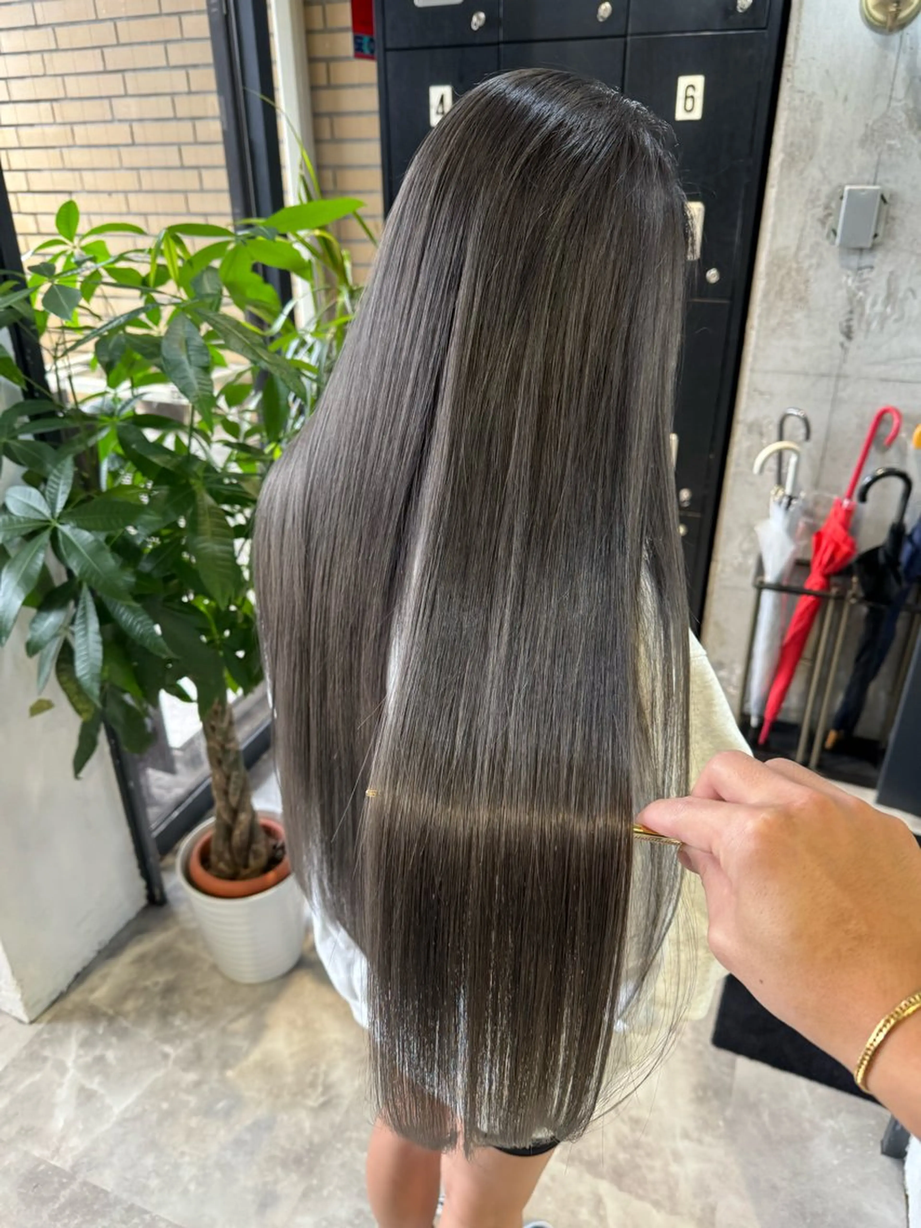 ロング カラー ダークグレー ダークグレージュ グレージュ 髪質改善 ヘアカラー トリートメント ヘッドスパ Akua【代表】 Kazumaのヘアスタイル