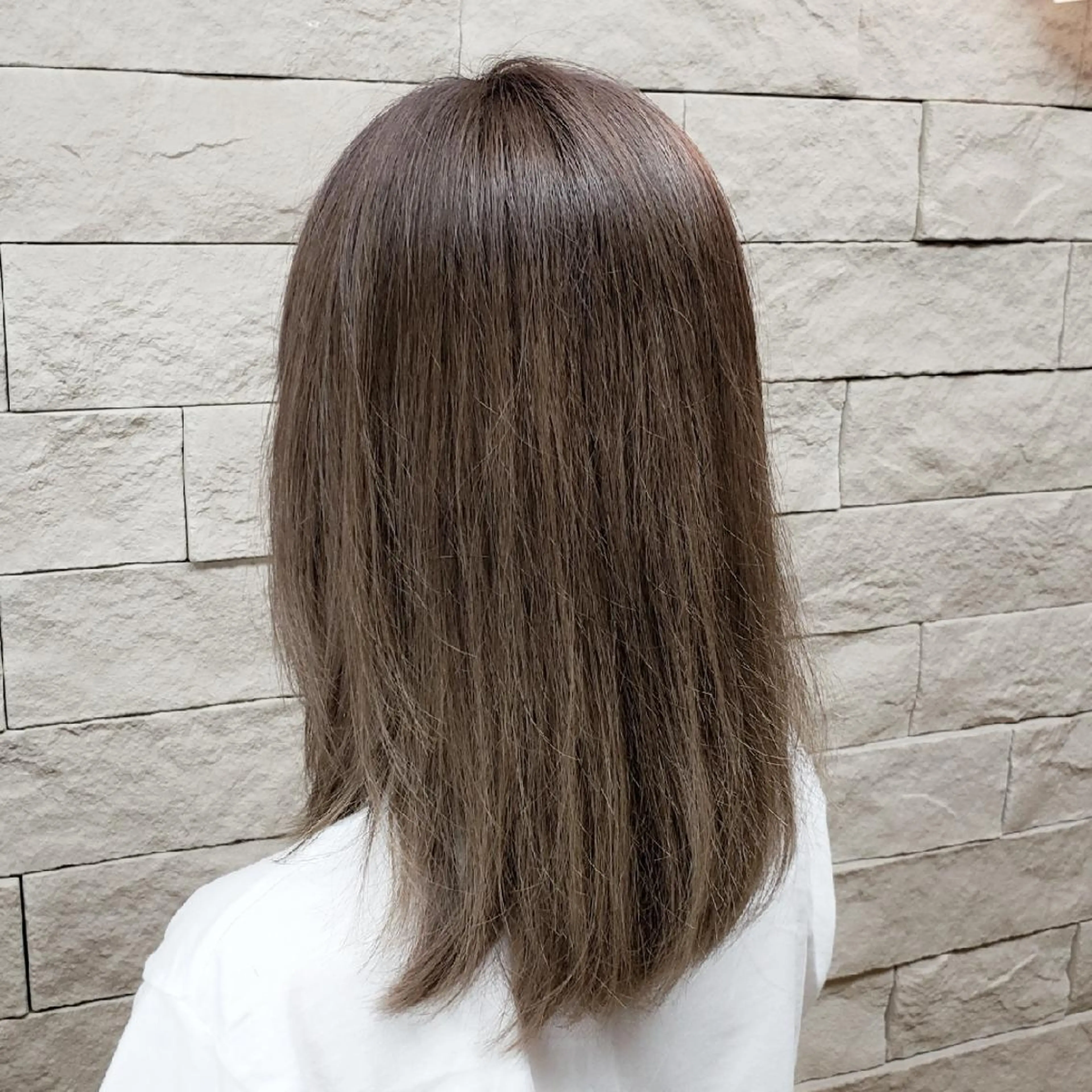 ミディアム カラー 透明感カラー グレージュ 艶髪✨ハイトーン ✨ホワイト✨北宗一郎のヘアスタイル