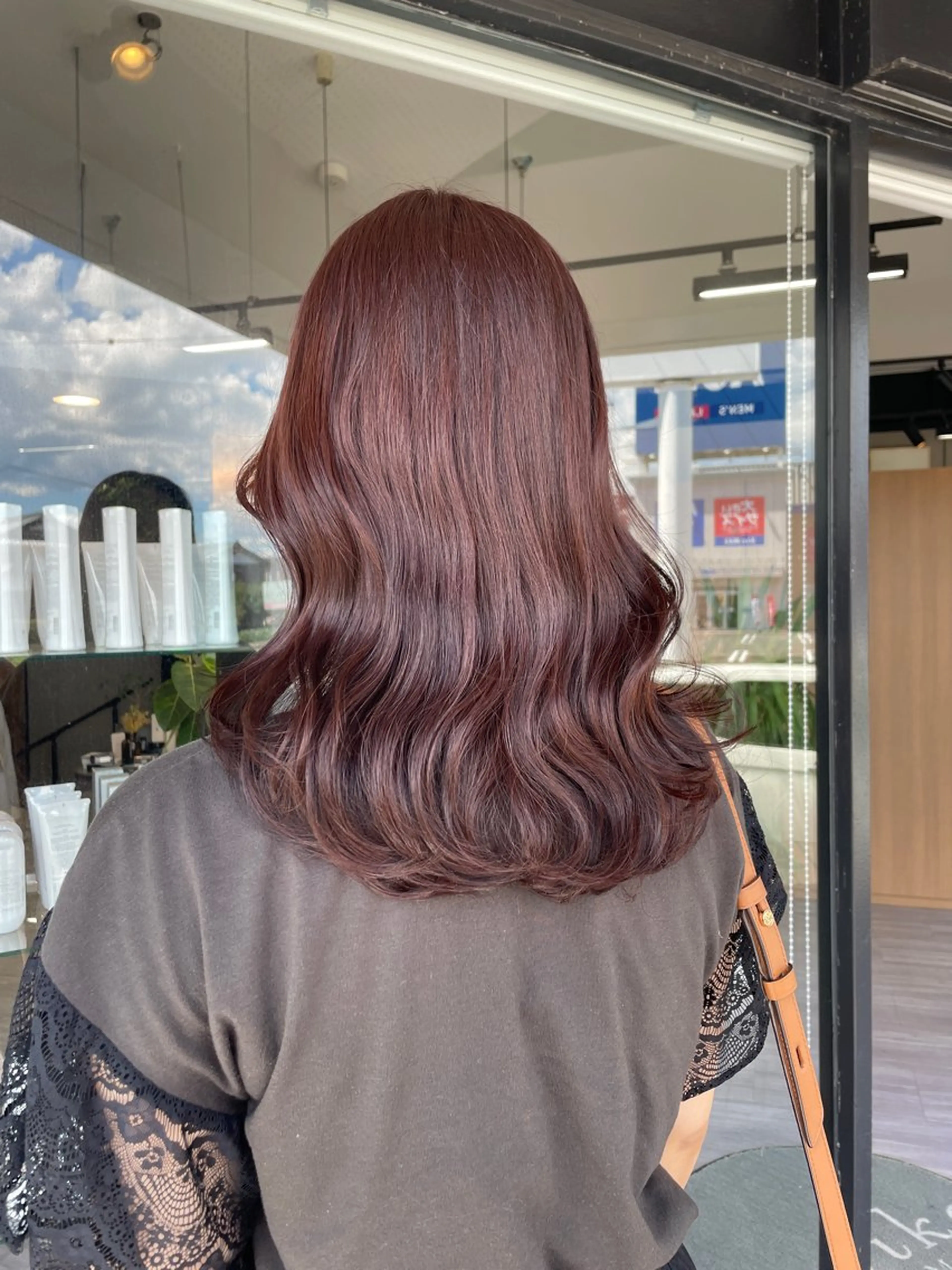 セミロング カラー ブリーチ ブラウンカラー ブリーチなしカラー レッドカラー レッドブラウン alu所属・マキノ キョウカのヘアスタイル