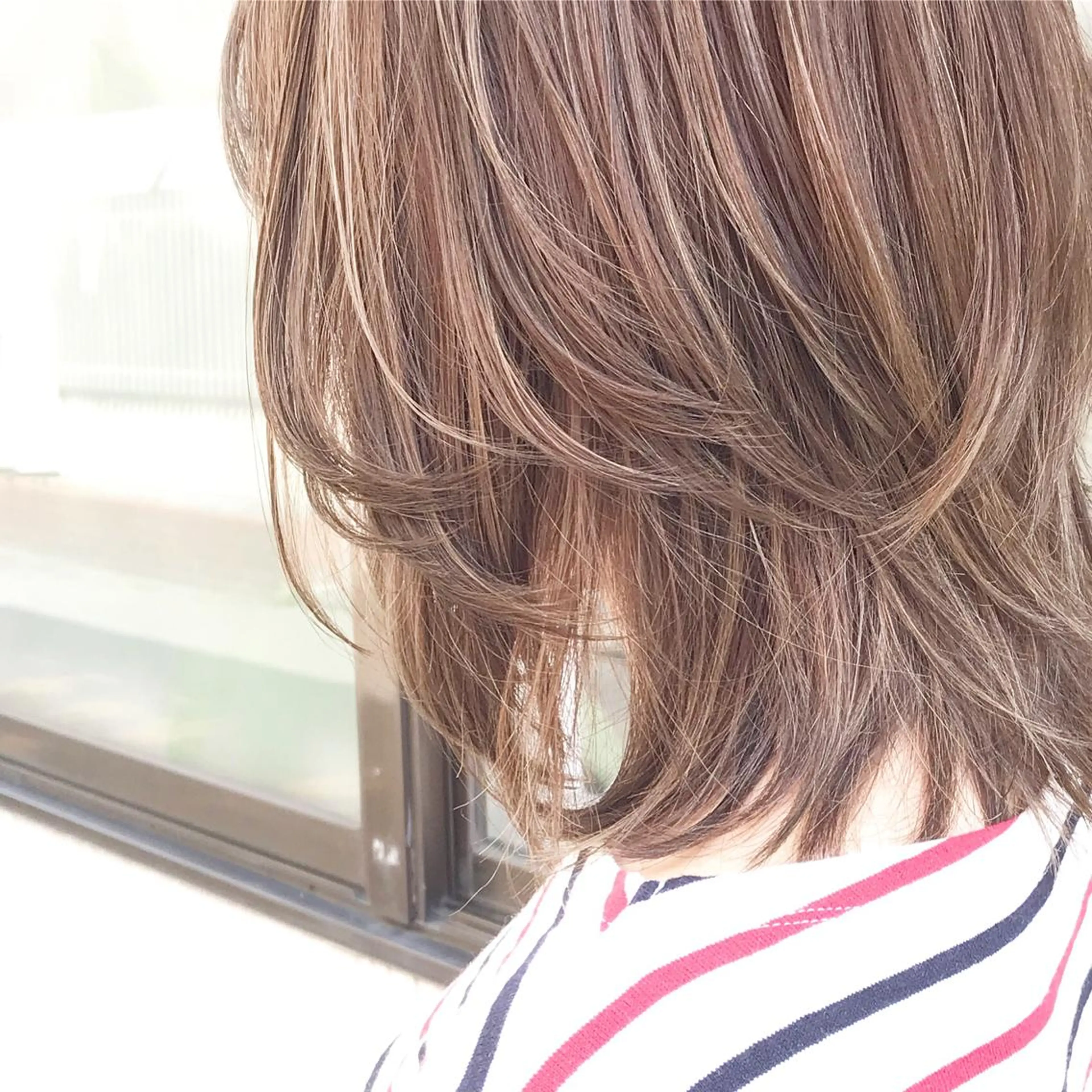 ミディアム カラー ヘアアレンジ 切りっぱなしボブ バレイヤージュ ブリーチ グラデーションカラー ハイライトカラー Mariana/ 鶴原-ハイライトのヘアスタイル