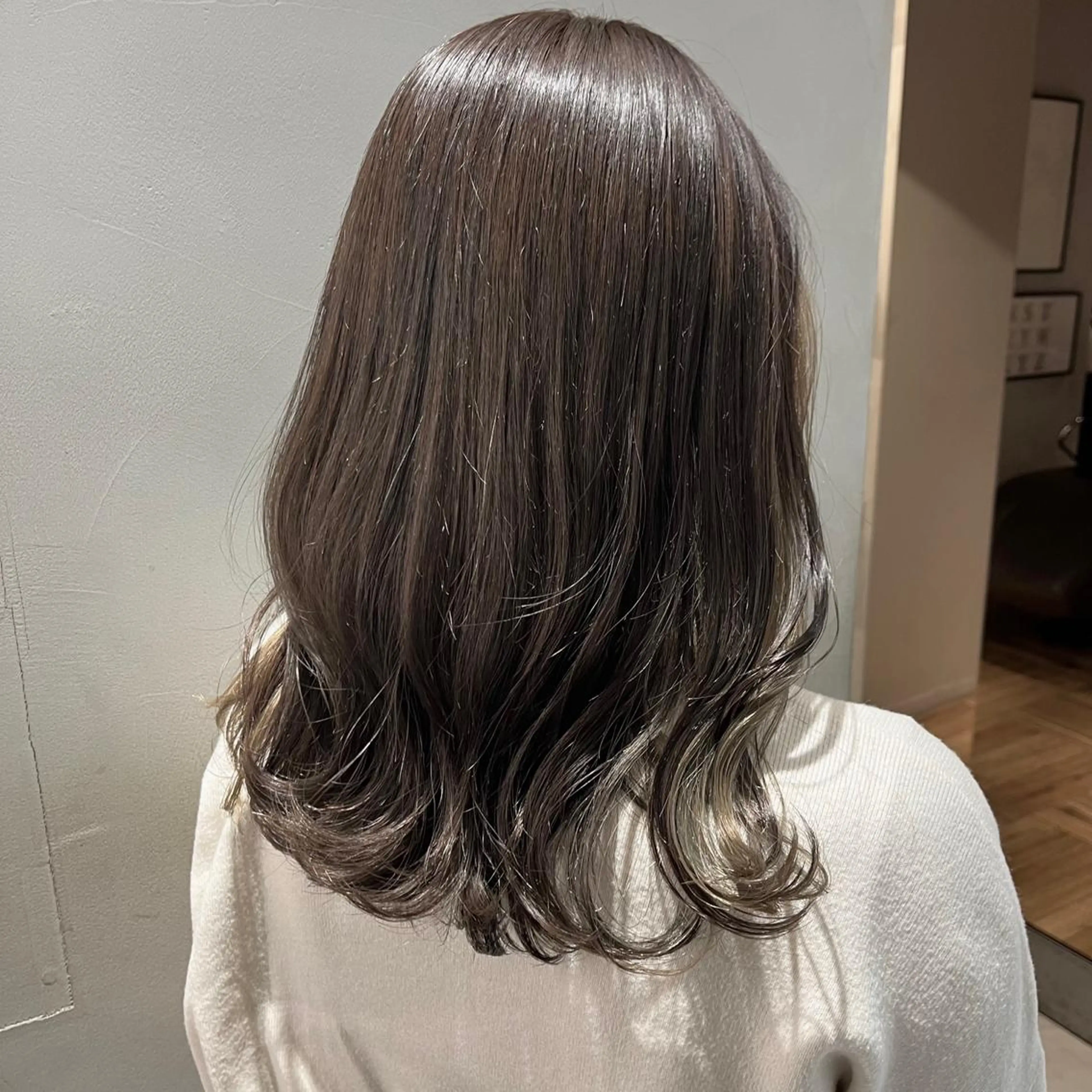 セミロング カラー ナミ🩶暗髪/暖色 ❤️/透明感/縮毛のヘアスタイル