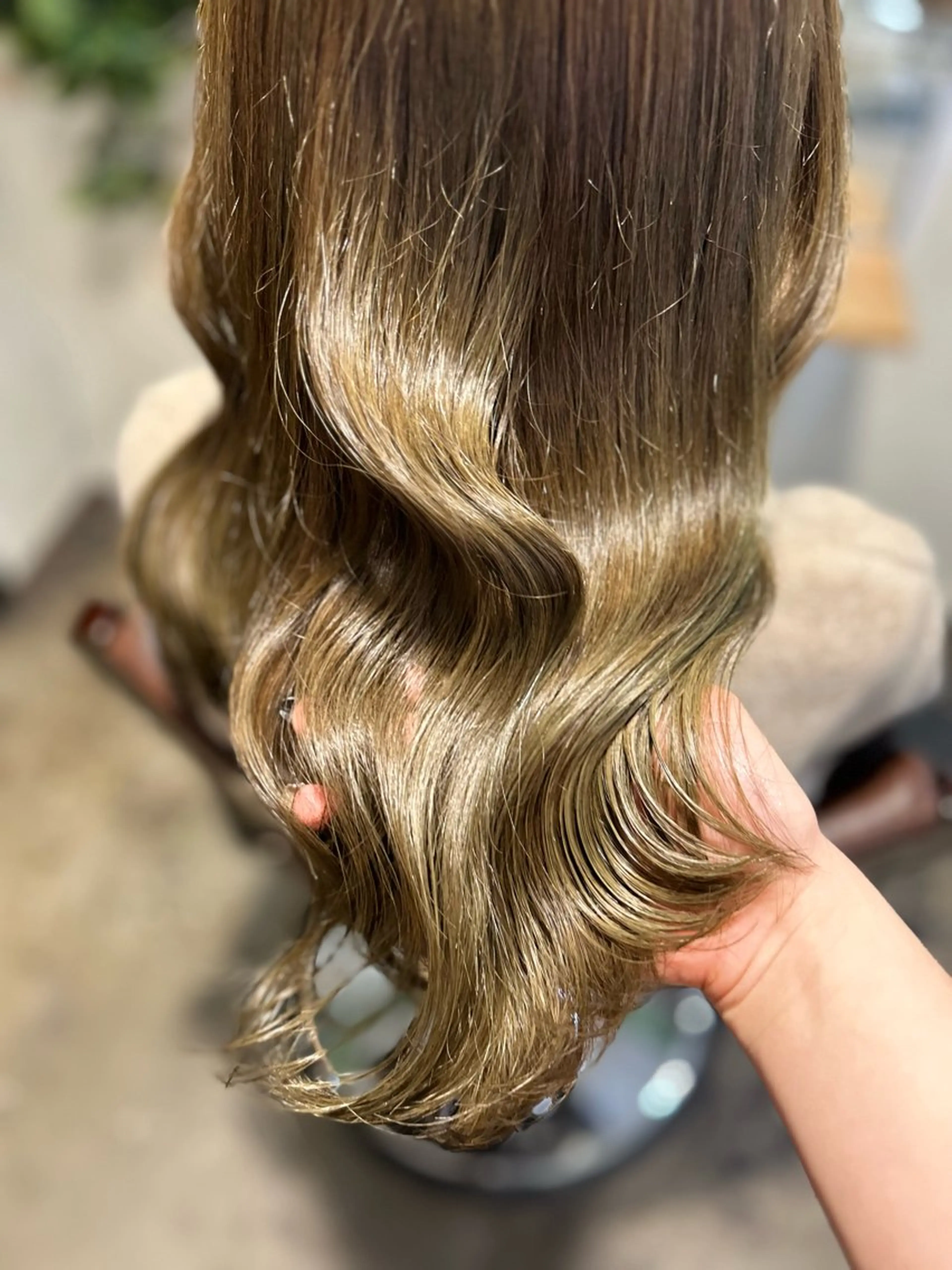 セミロング カラー ベージュカラー オリーブベージュ 艶髪/レイヤー 🦋MIYUUのヘアスタイル