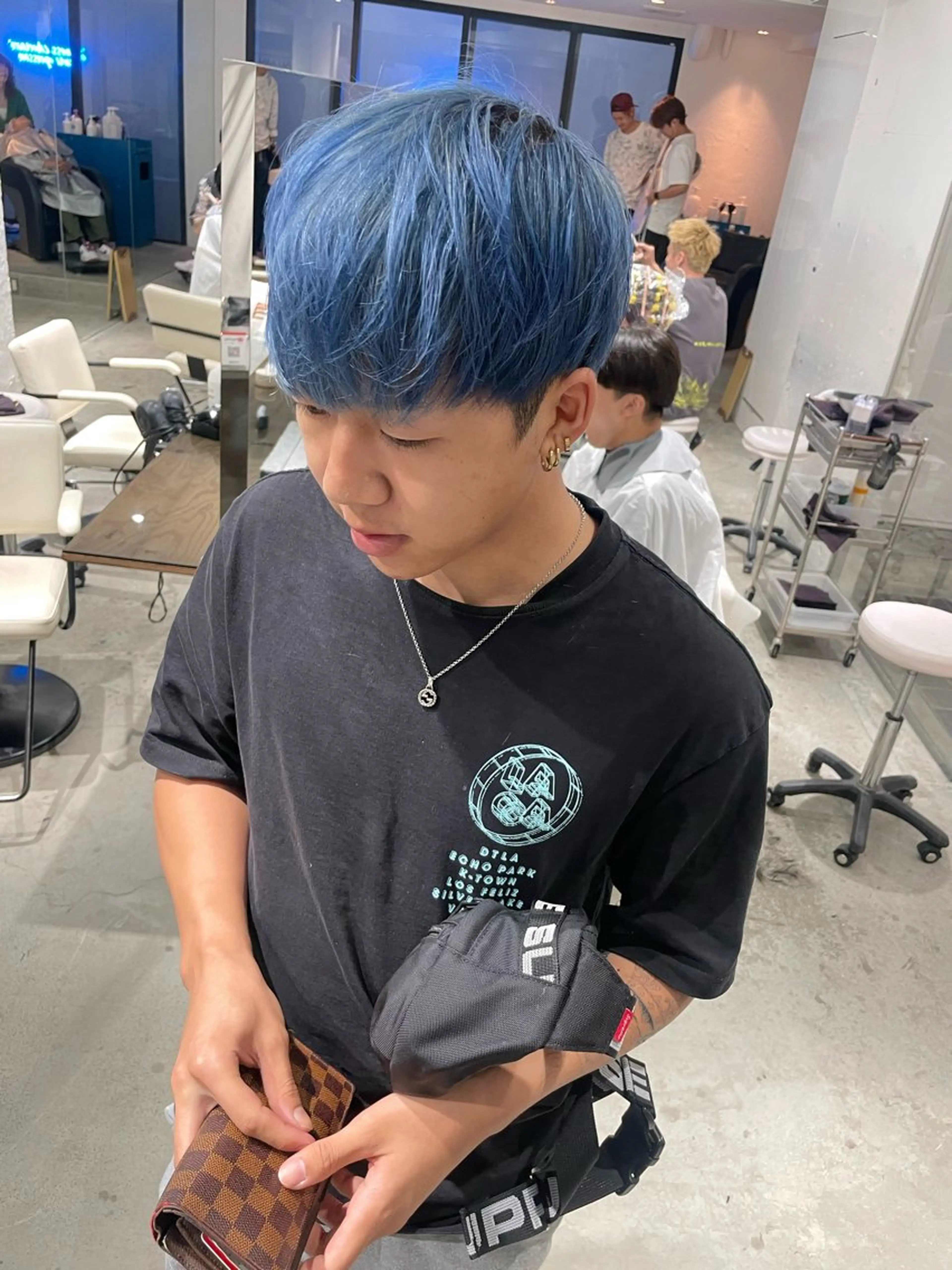 ショート カラー メンズ メンズバレイヤージュ メンズブリーチ センターパート フェードカット メンズハイライト ヘアカラー トリートメント スパイラルパーマ 🌐hina⭐️のヘアスタイル