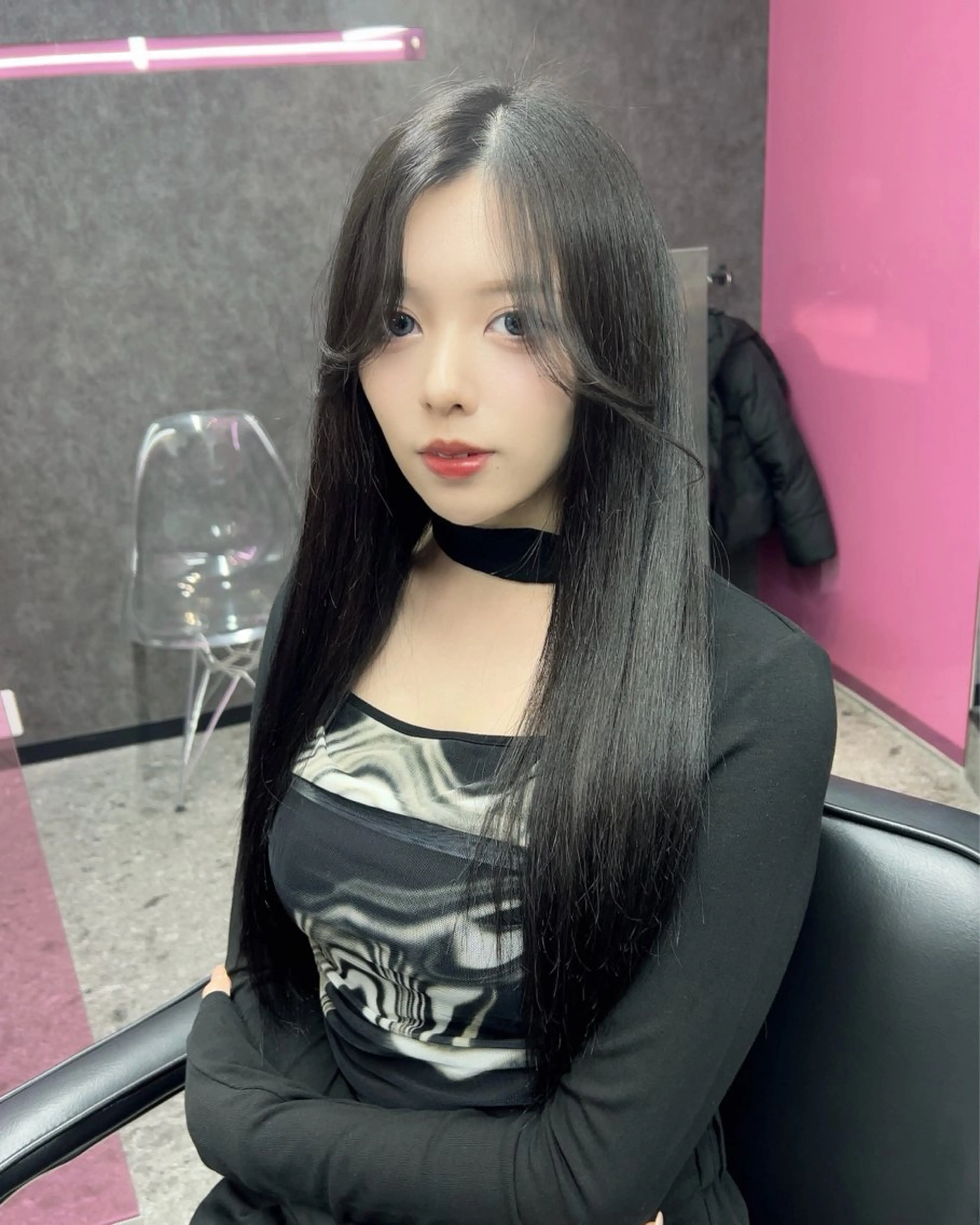 カラー 黒髪 グレーブラック カット ヘアカラー LANDS所属・nanaka 🤍韓国ワンホンヘアのヘアスタイル