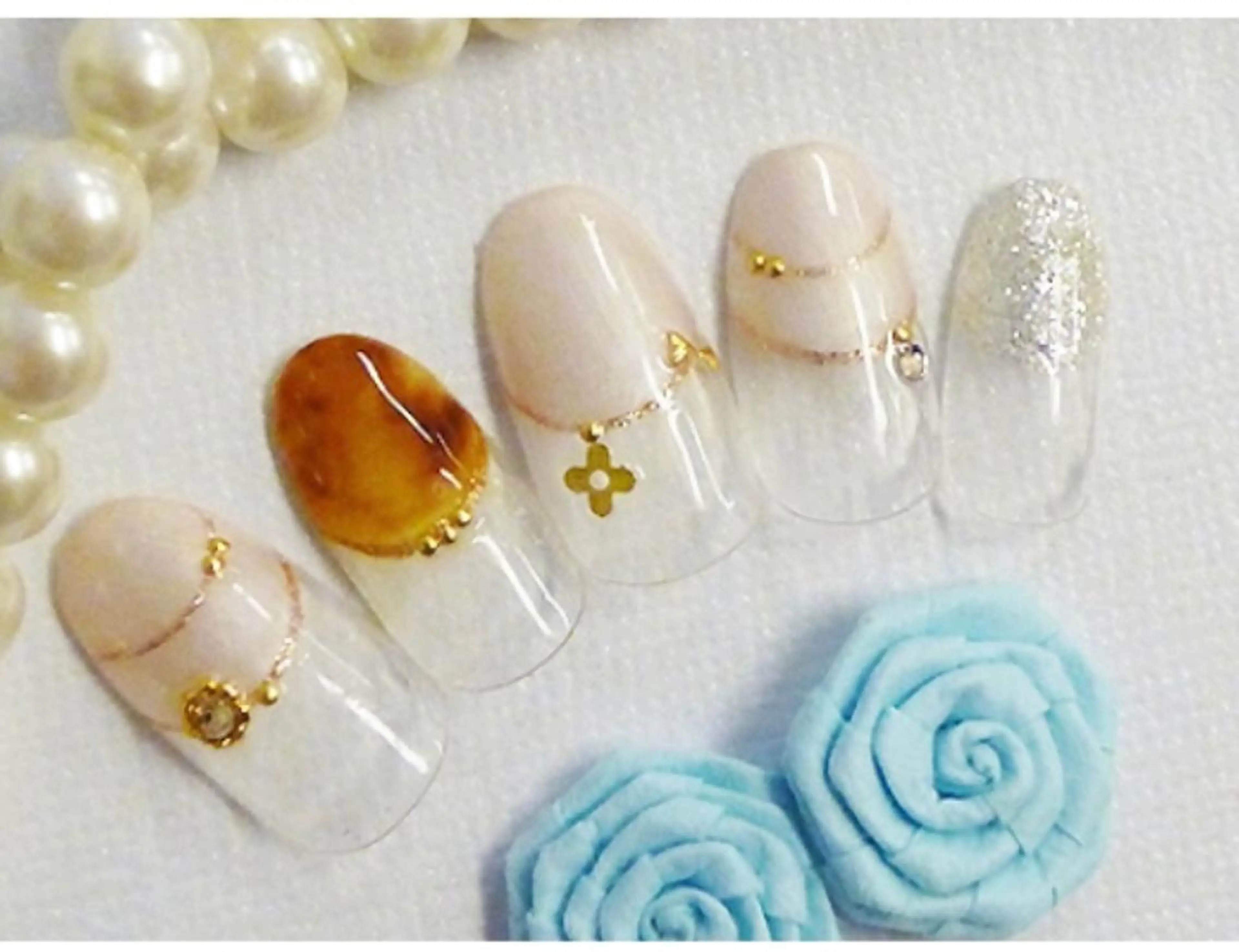 ネイル フレンチネイル ハート 逆フレンチ ハンドネイル ネイルサロン レアリッチのネイルデザイン