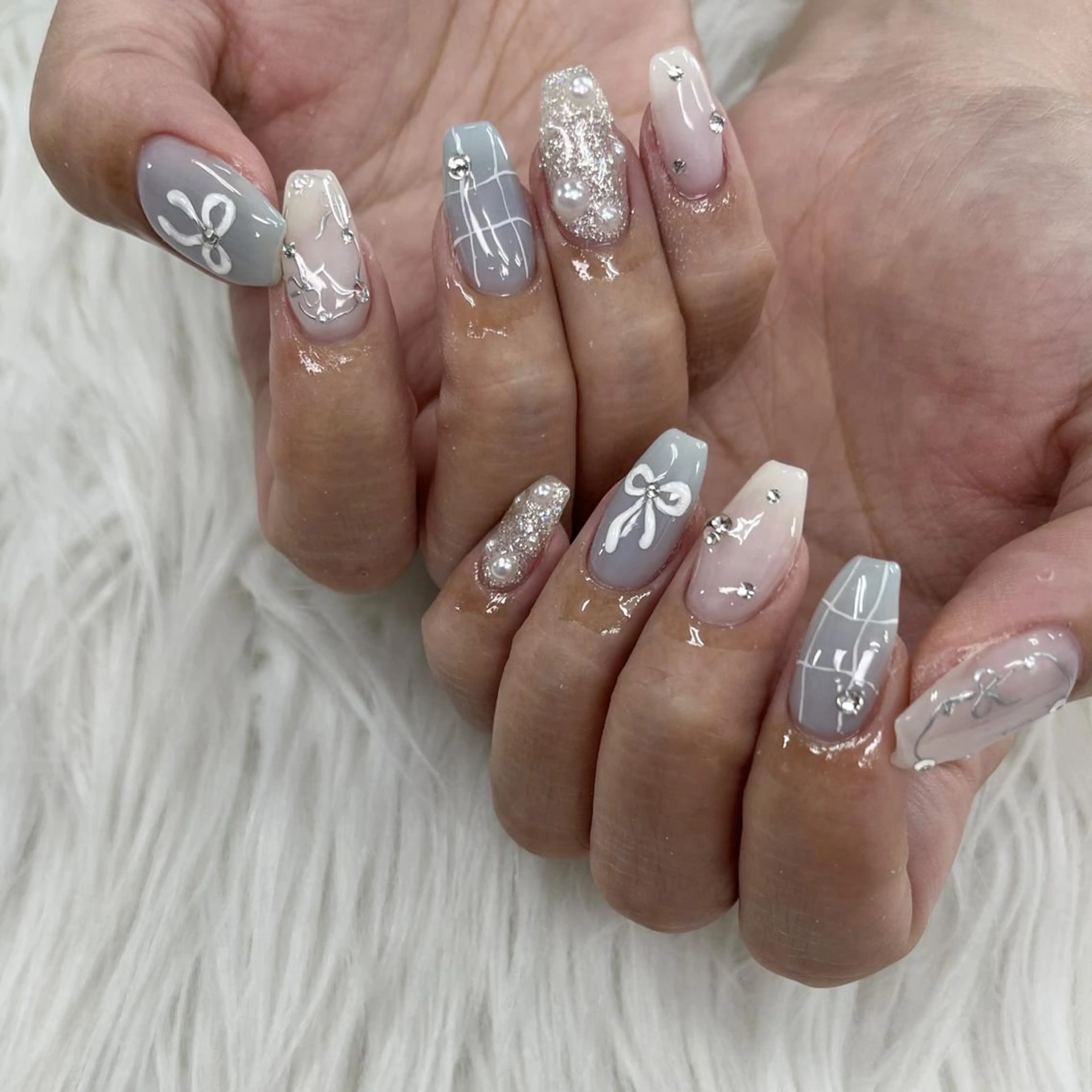 ネイル ブルー リボン ハンドネイル tener 🩷yua🩷のネイルデザイン