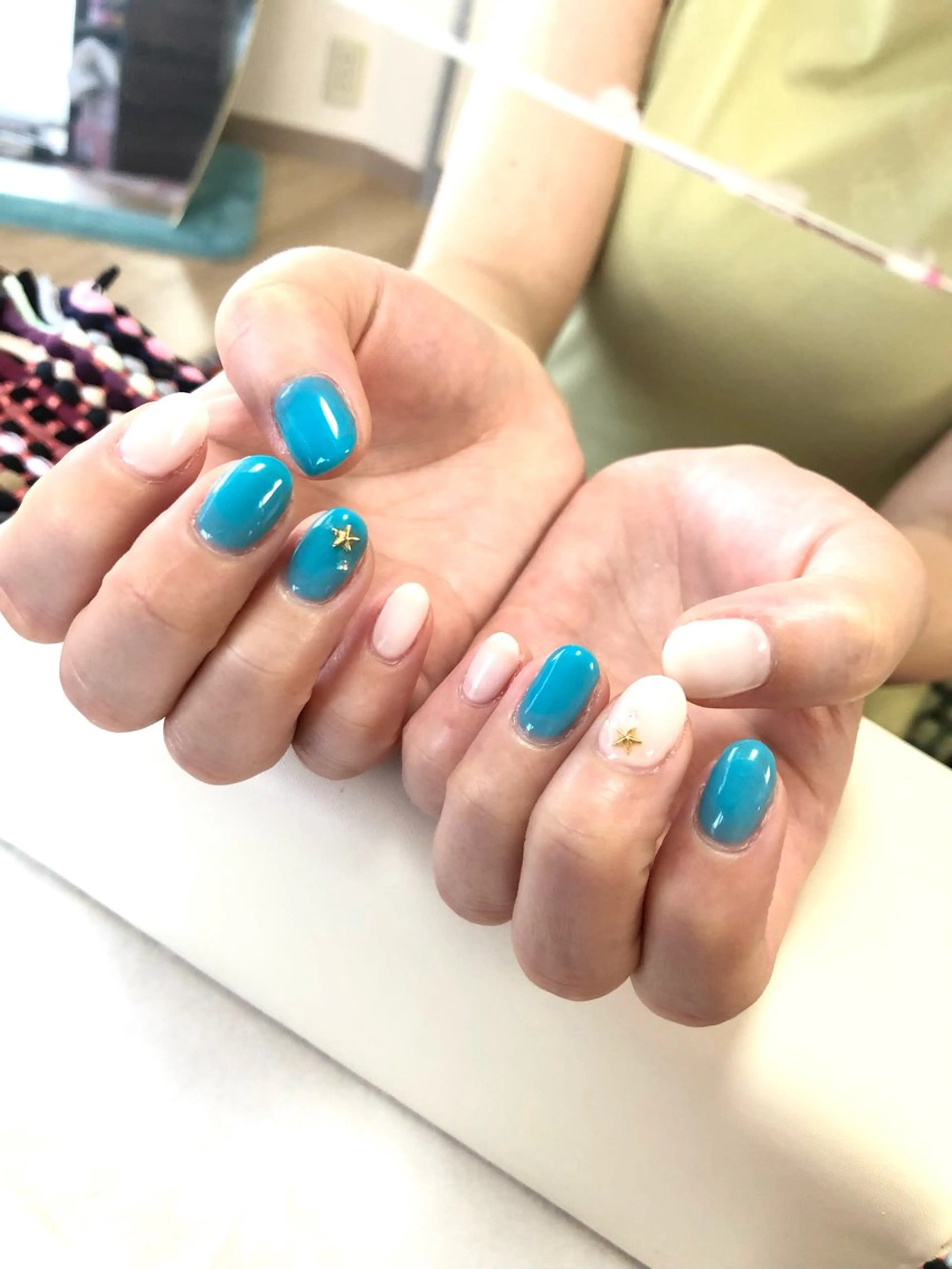 ネイル ブルー ワンカラーネイル 夏ネイル ホワイト ハンドネイル meeho所属・salon *meehoのネイルデザイン