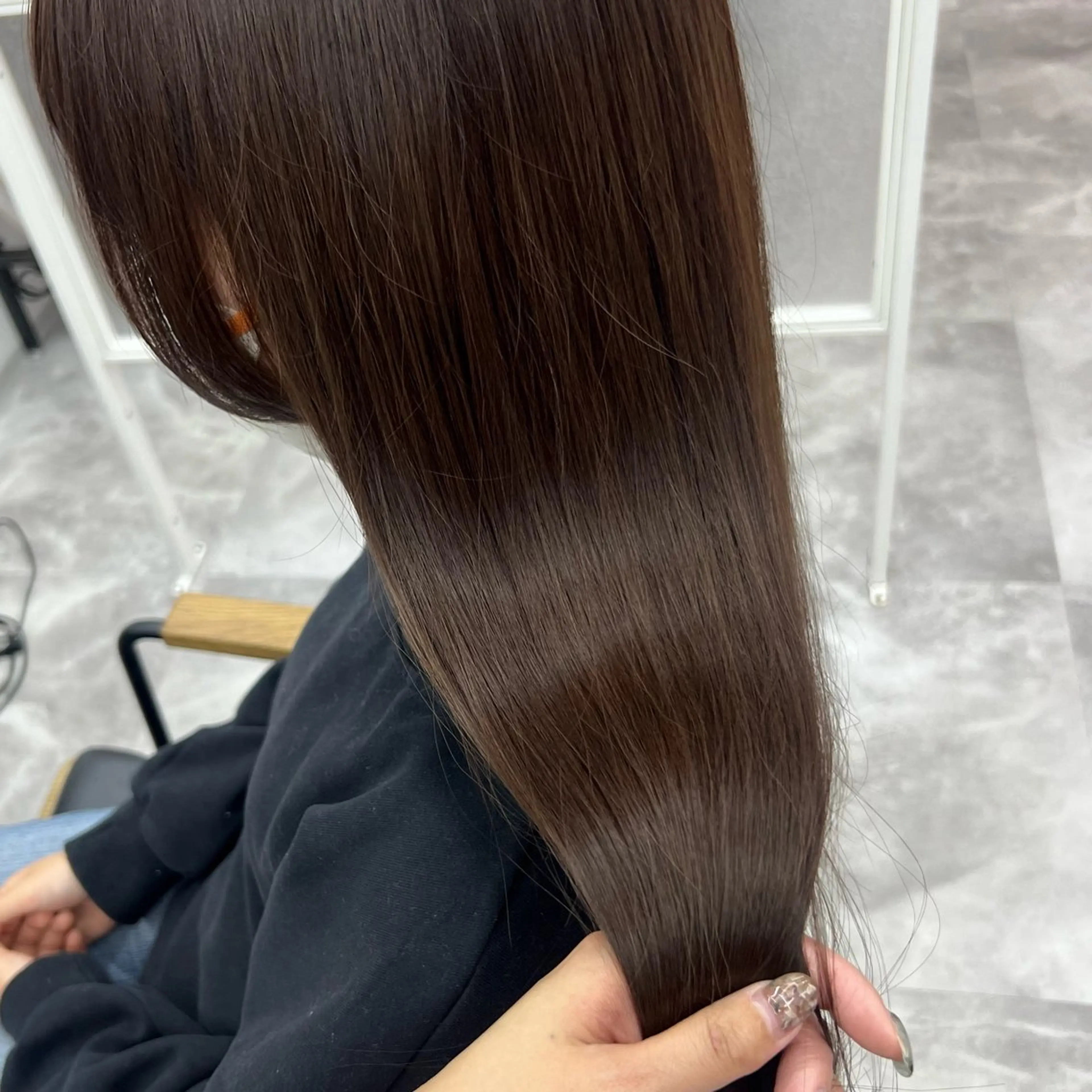 セミロング チョコレートブラウン カット ヘアカラー トリートメント 岸下 理緒のヘアスタイル