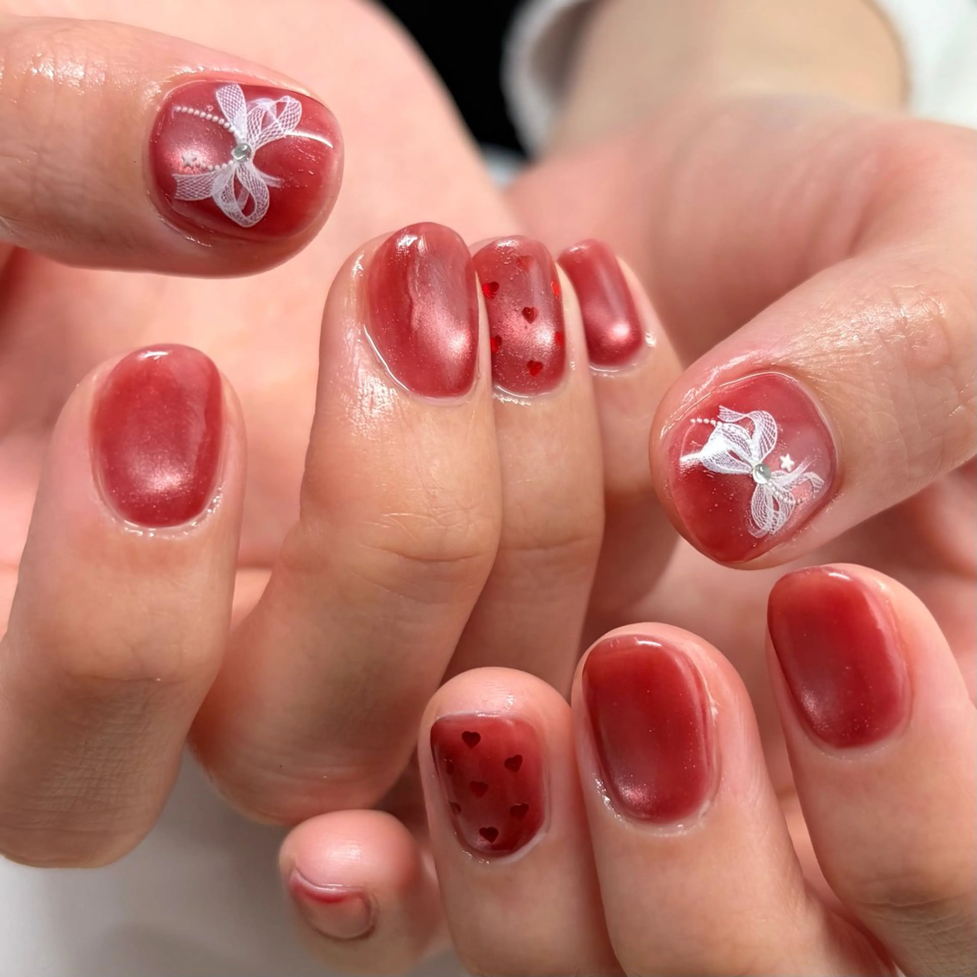 ネイル ガーリー マグネットネイル 赤色 冬ネイル ハンドネイル nailmum jijiのネイルデザイン