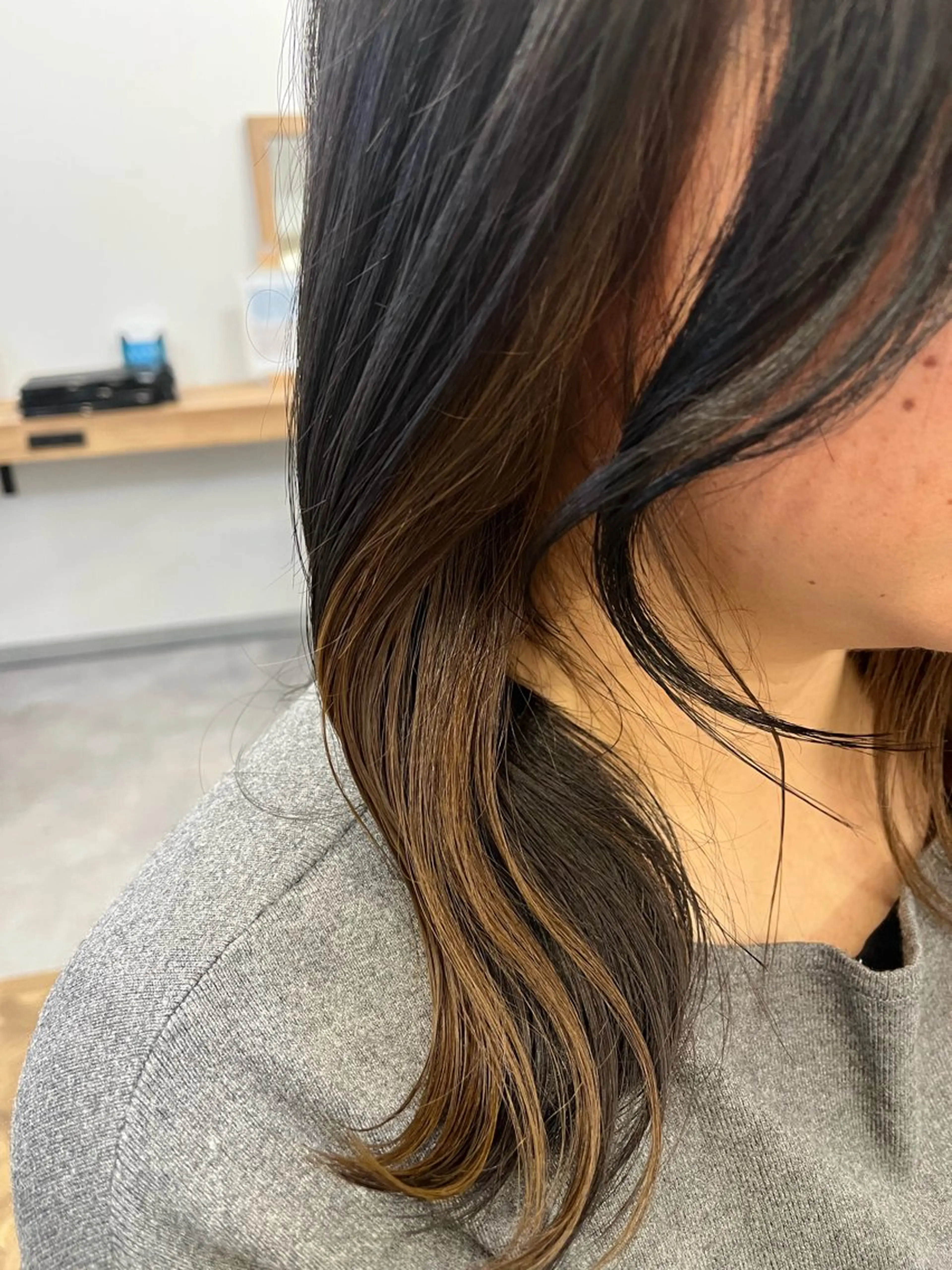 セミロング カラー ベージュカラー 黒髪 ブルーカラー ブルーブラック ヘアカラー 黒川 綾音のヘアスタイル