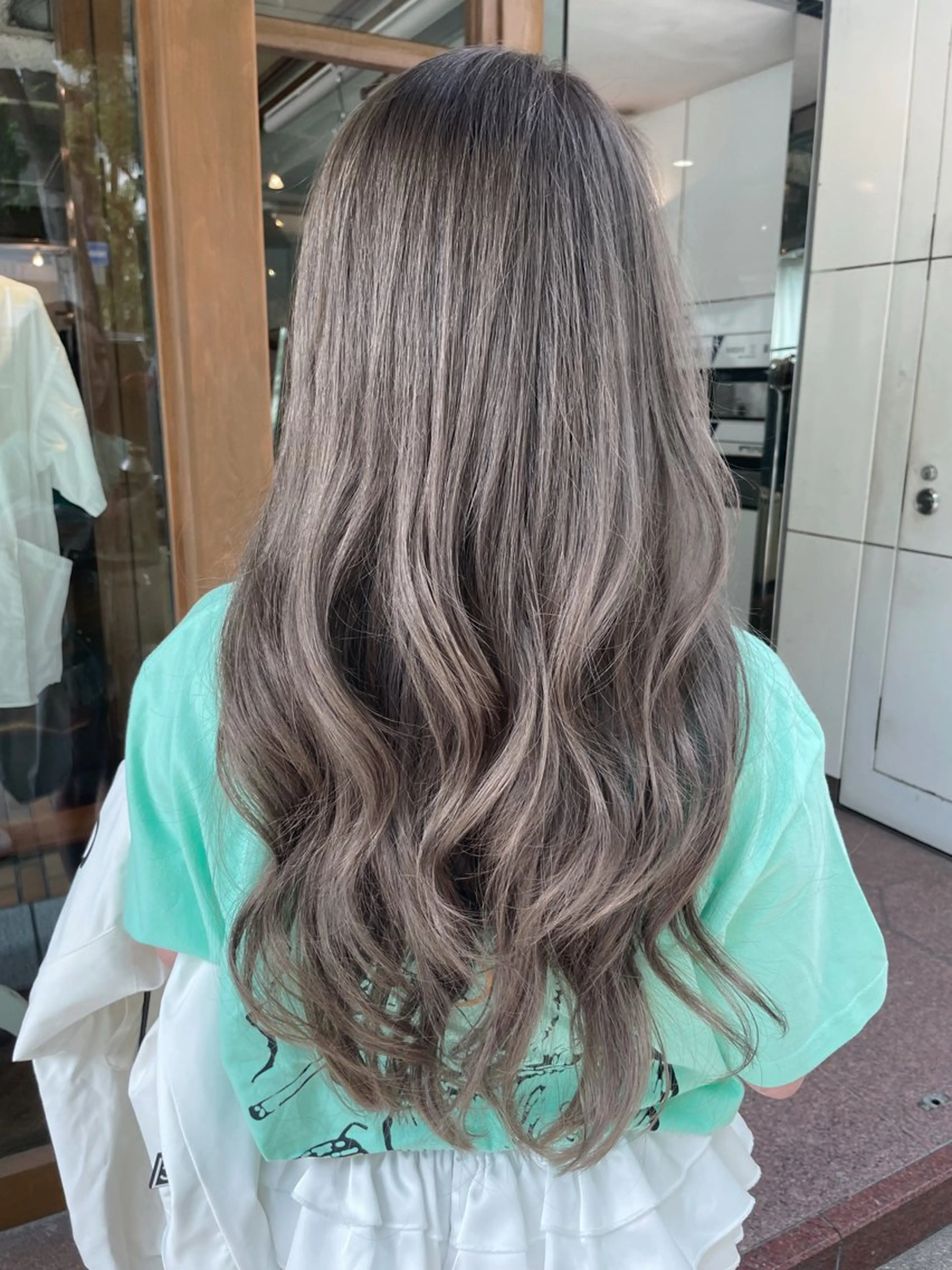 セミロング カラー ブリーチ グレージュ カット ヘアカラー トリートメント VERONIQUE所属・山本 雅由のヘアスタイル