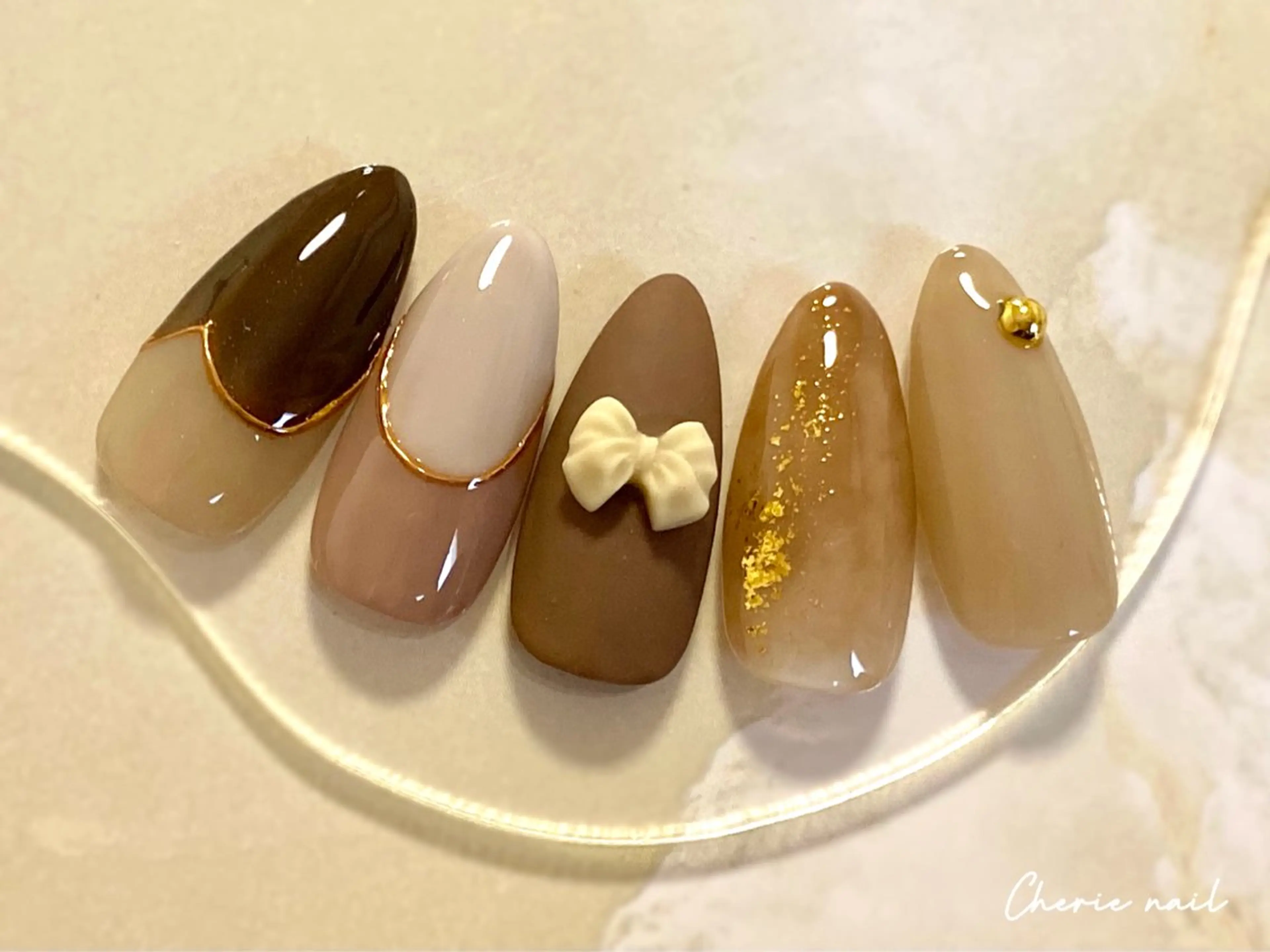 ネイル ブラウン ジェルネイル ミラーネイル ニュアンスネイル リボン ハンドネイル Cherienail yunaのネイルデザイン