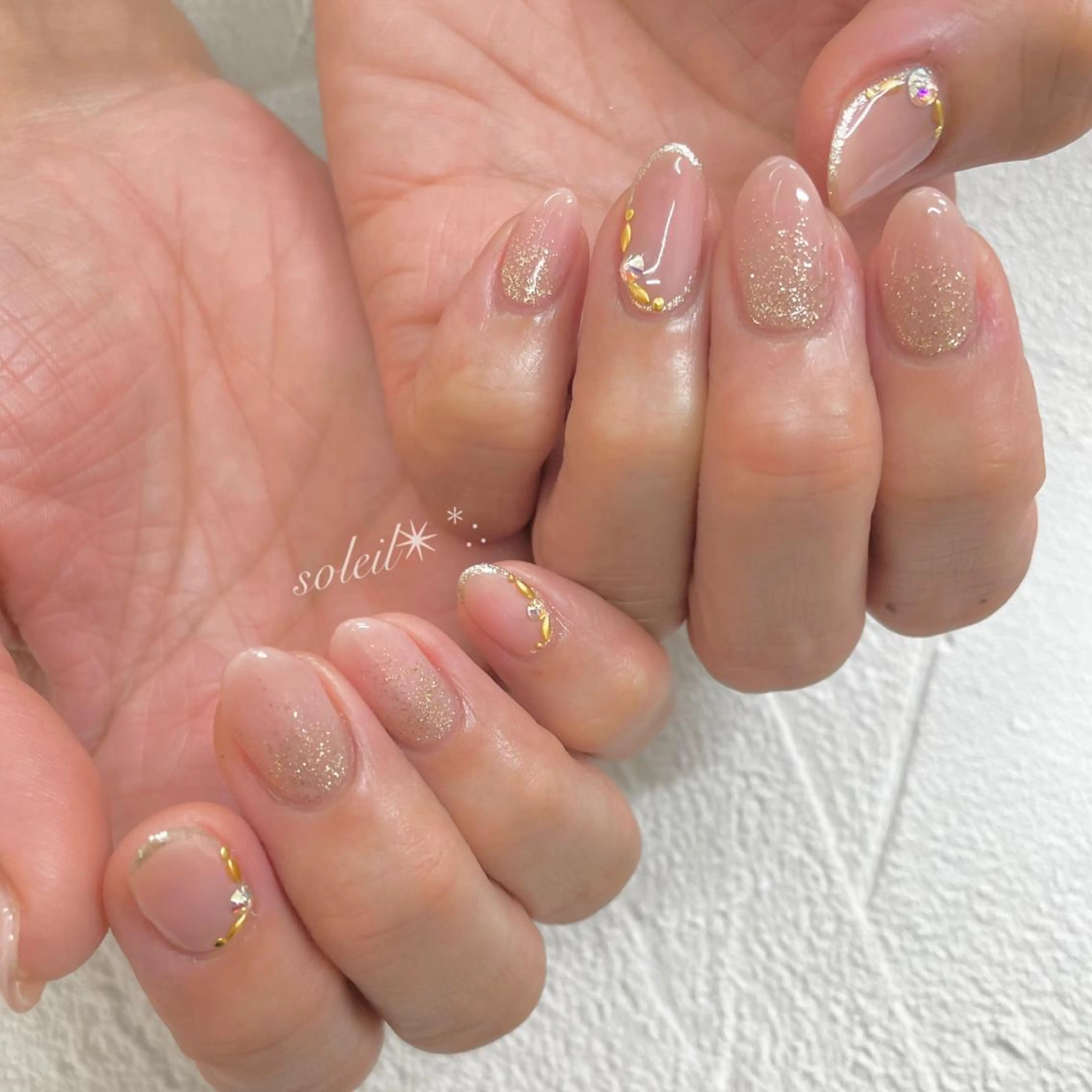 ネイル アートネイル ゴールド ラメ(グリッター) ニュアンスネイル オフィスネイル 粟津 美紀のネイルデザイン