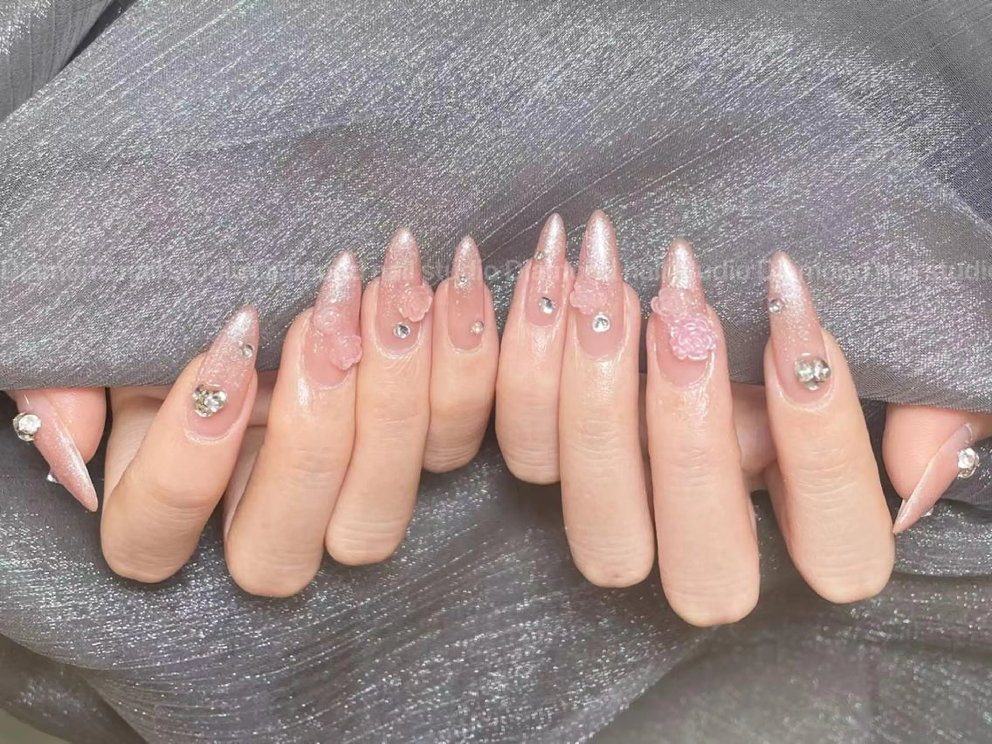 ネイル アートネイル オーロラネイル ガーリー キラキラネイル 韓国ネイル ハンドネイル ハンドケア Diamond 🚢のネイルデザイン