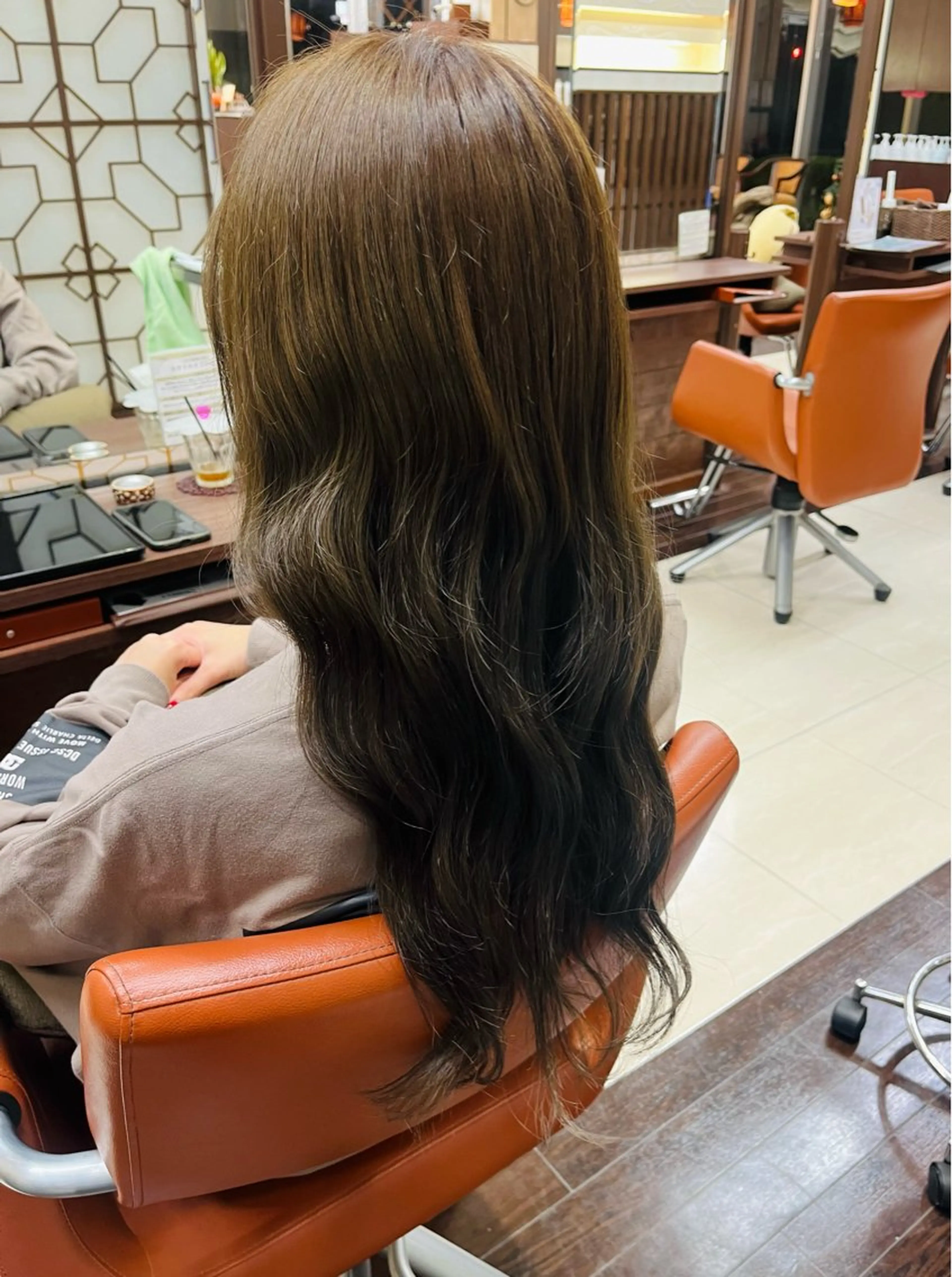 カラー ベージュカラー オリーブベージュ 垢抜けデザイナー/ ハイトーン/朝倉友香のヘアスタイル