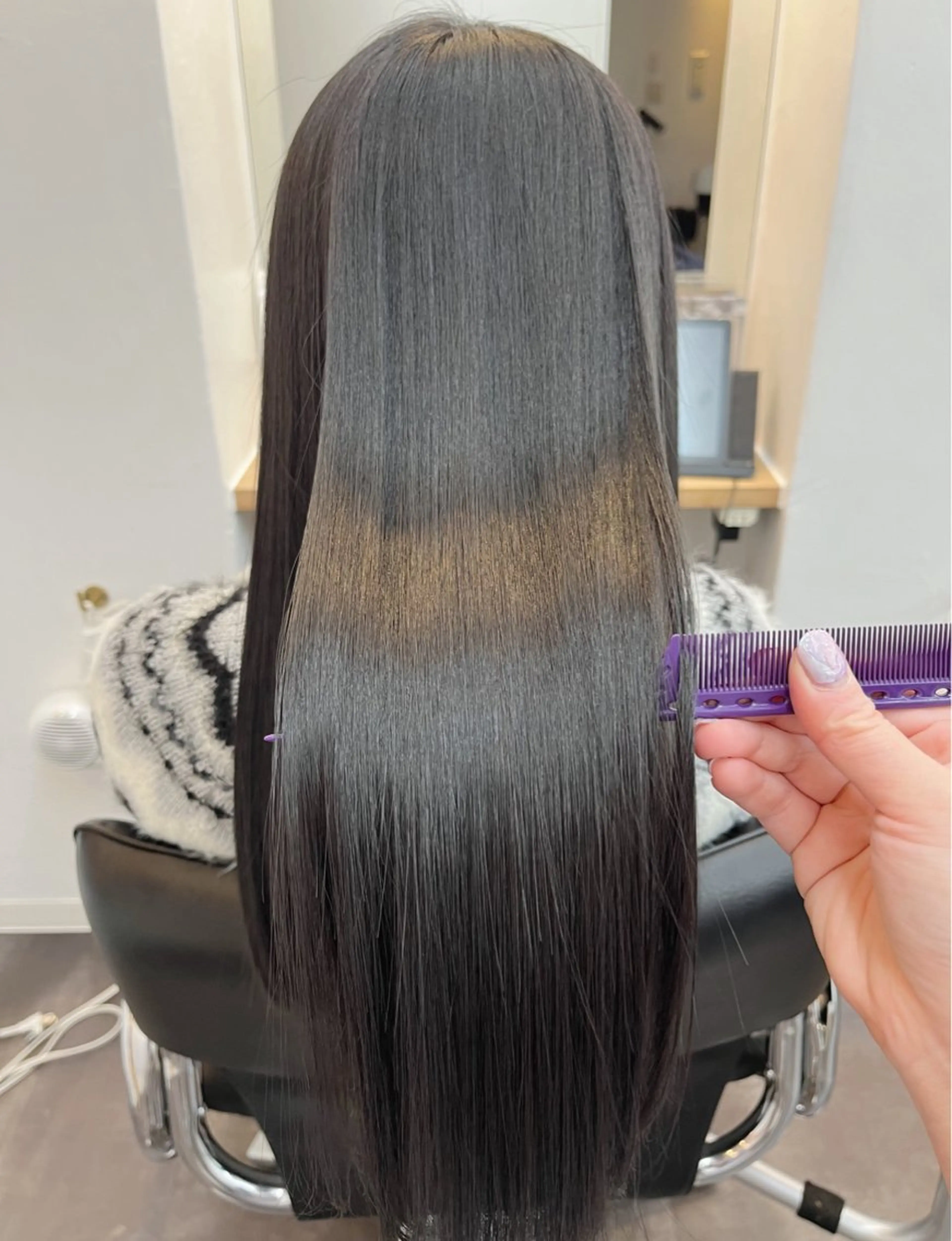 ロング カラー 黒髪 透明感カラー オレンジ mai🐷髪質改善 🖤透ける暗髪🖤のヘアスタイル