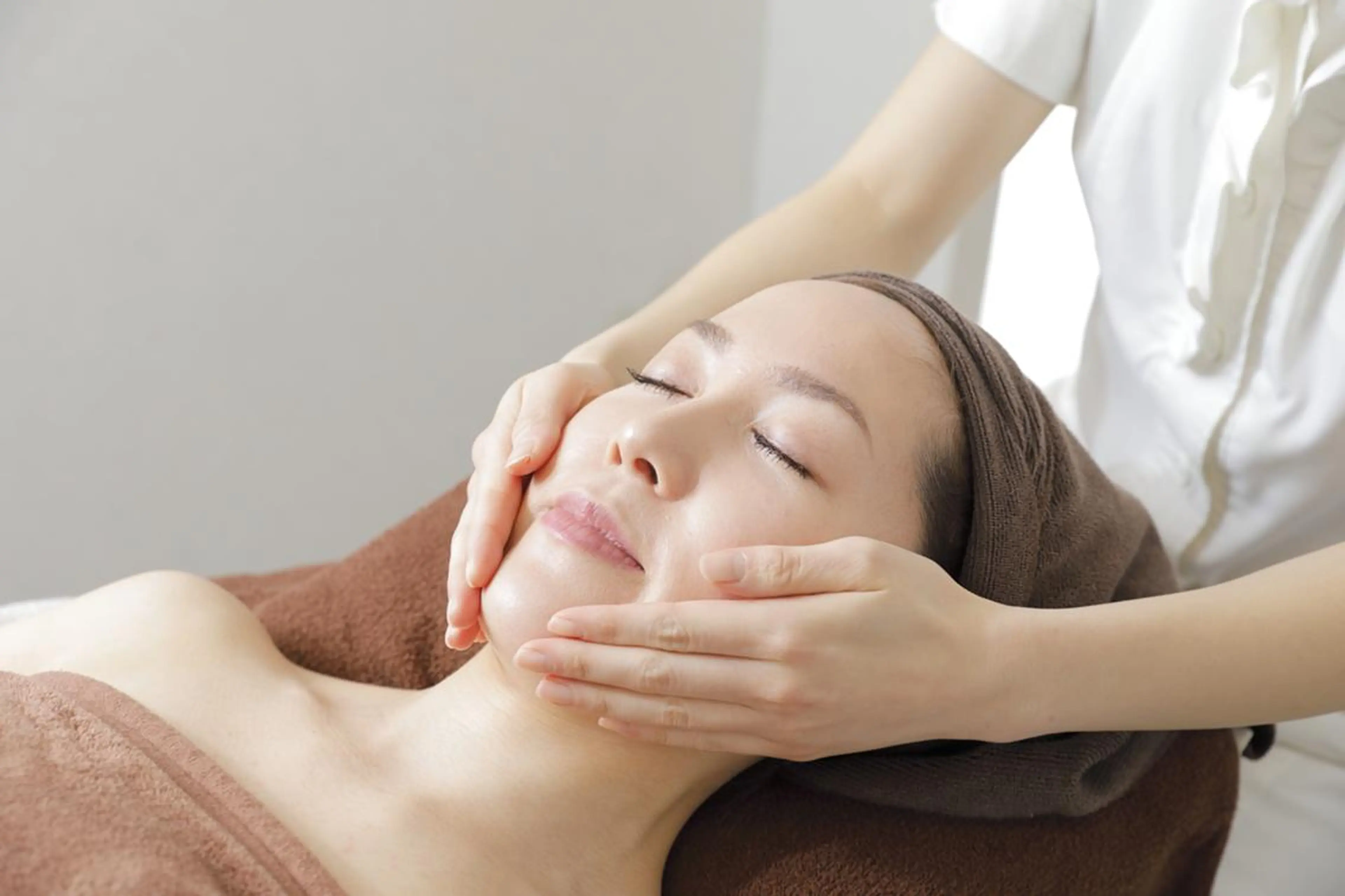 【毛穴・ニキビケア】光フェイシャルでつるんと肌 ニキビケア体験120分7700円の写真