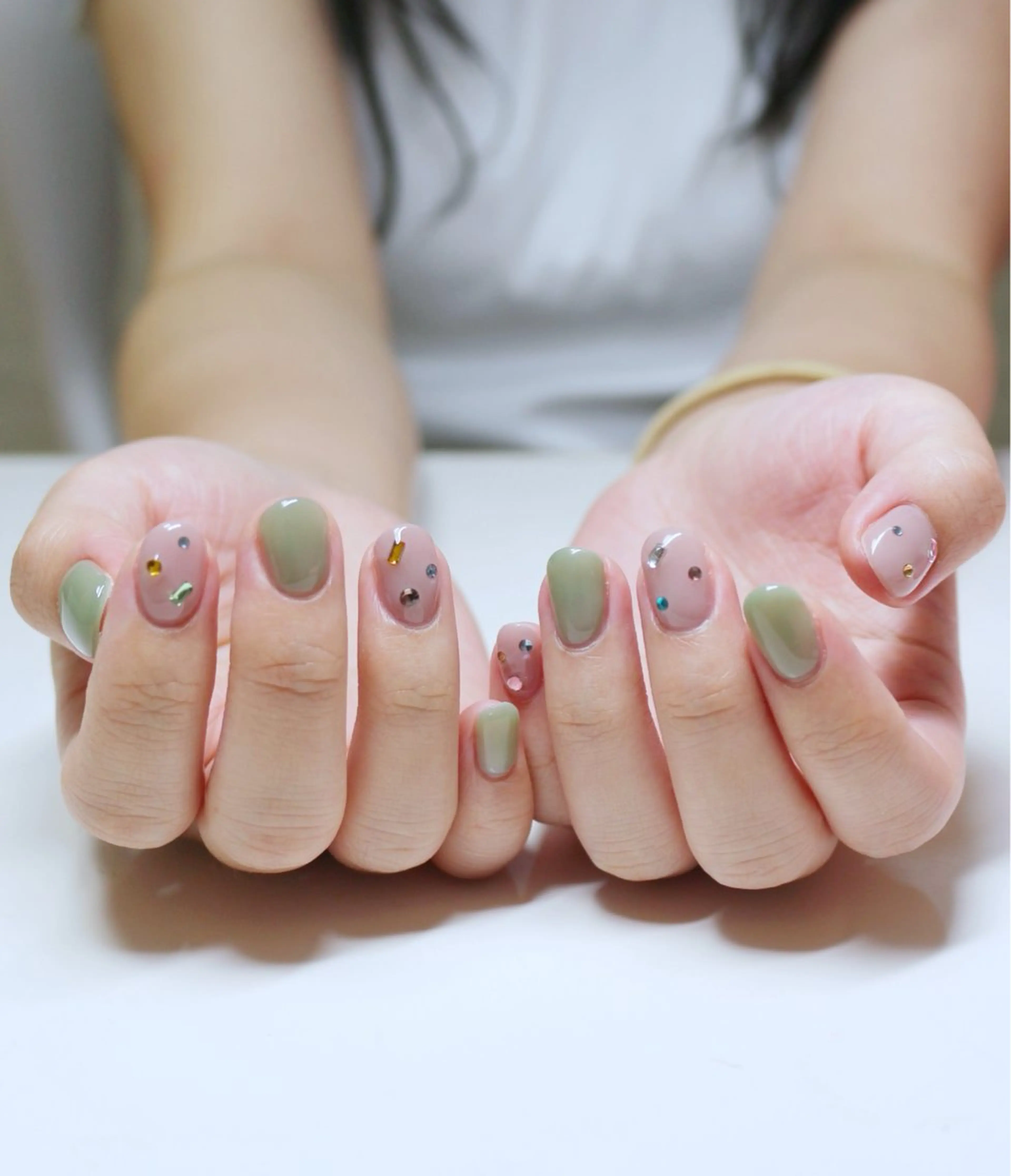 ネイル グリーン キラキラネイル 韓国ネイル ワンホンネイル ハンドネイル Baku Nailsのネイルデザイン