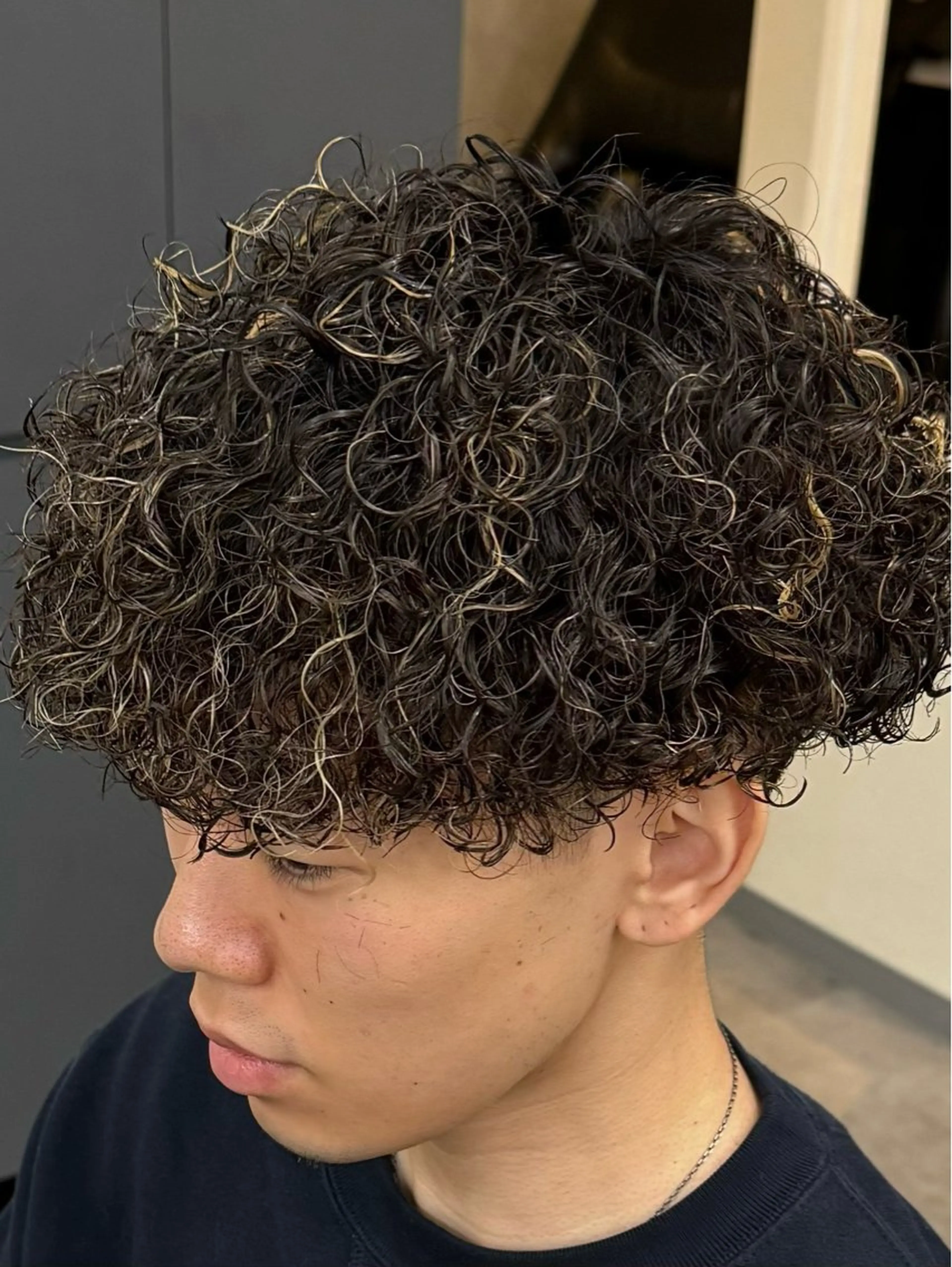 カラー パーマ メンズ メンズハイライト メンズパーマ プードルパーマ ハイライトカラー プードルパーマ 梅田/メンズパーマ /短髪/田中崇奨のヘアスタイル