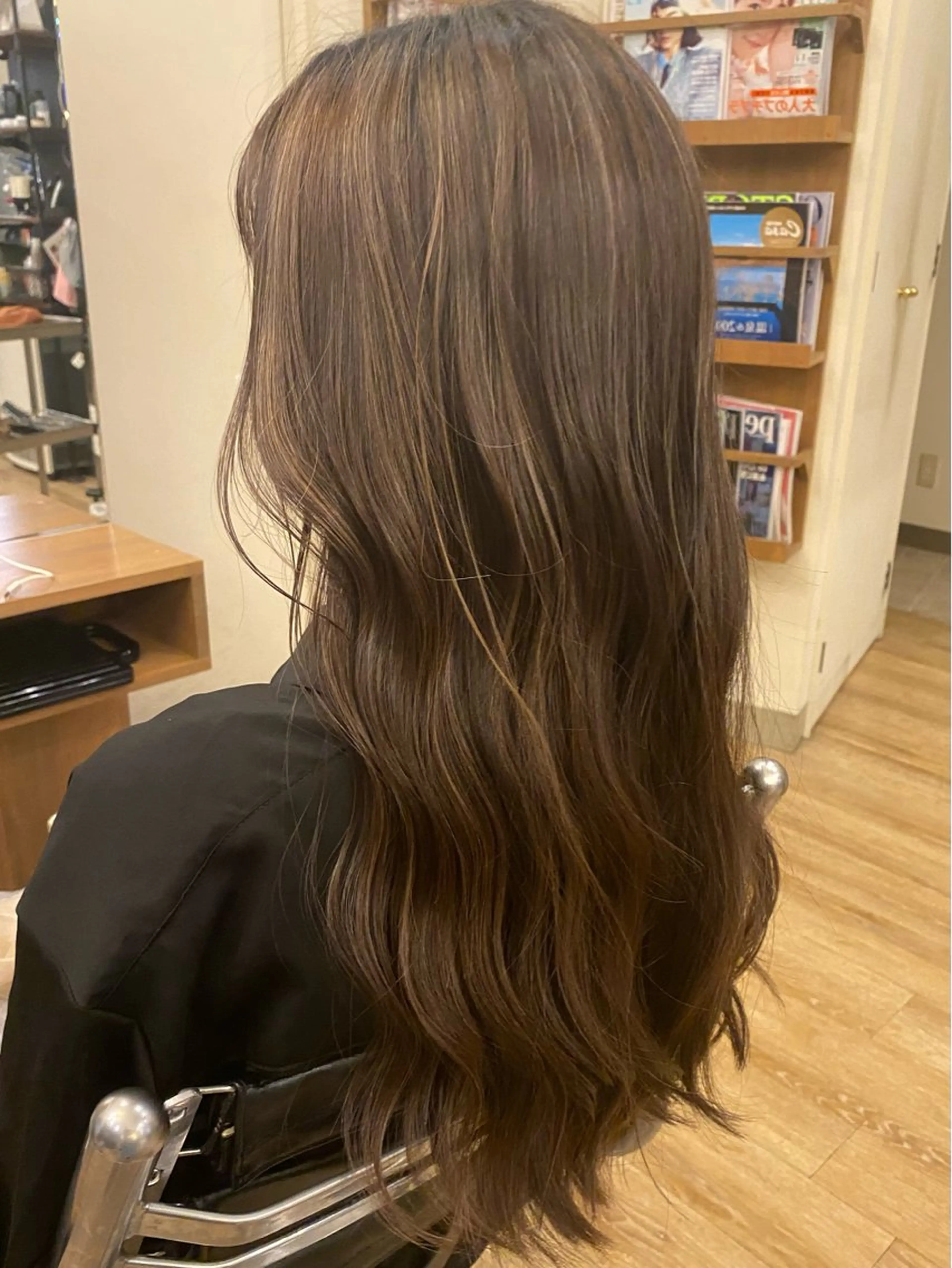 ロング カラー グレージュ ハイライトカラー ハイライト レイヤーカット カット ヘアカラー トリートメント 白髪ぼかしハイライト レイヤー川口　元気のヘアスタイル