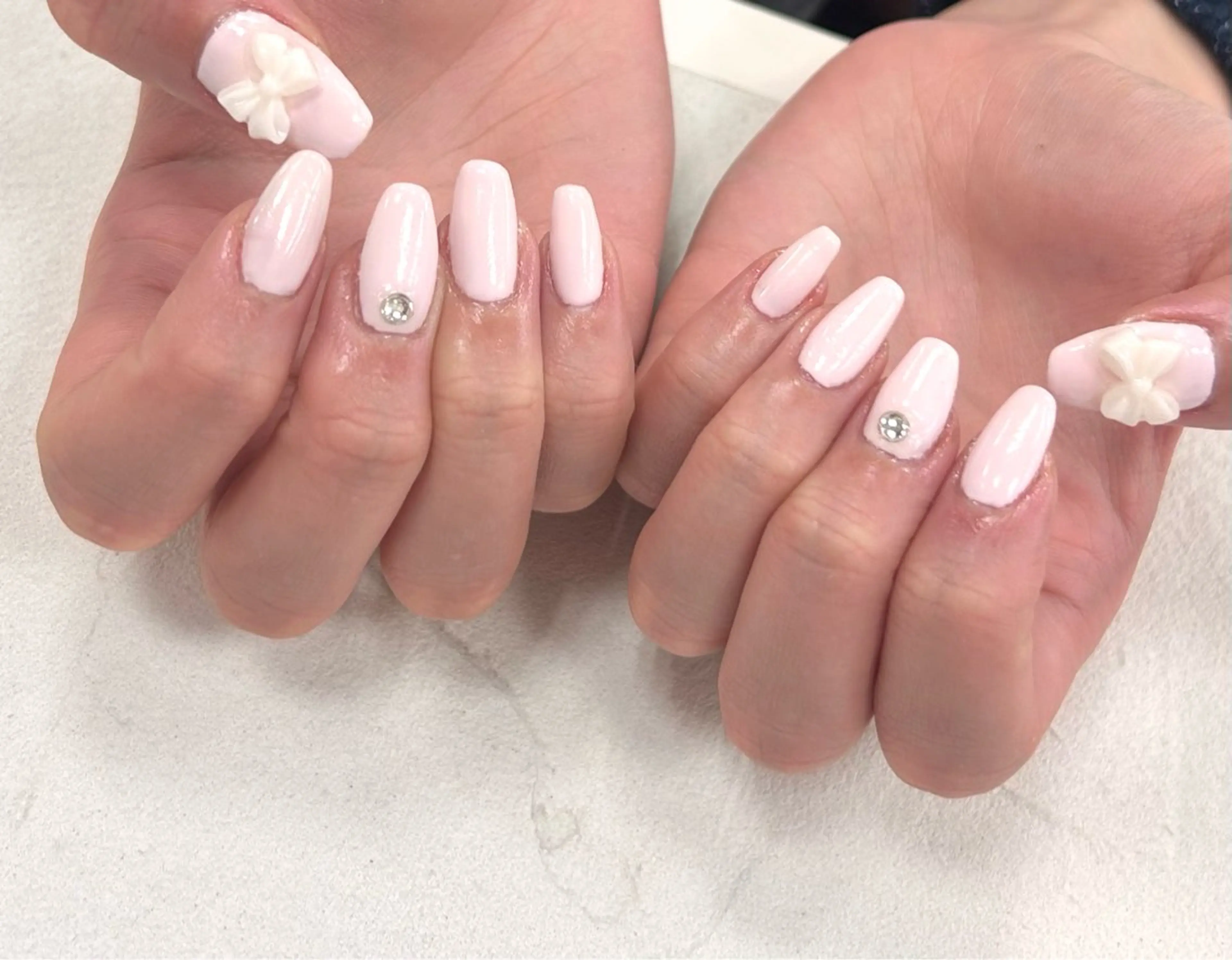 ネイル リボン ストーンネイル ハンドネイル Bianca  🎀 Hayakawaのネイルデザイン