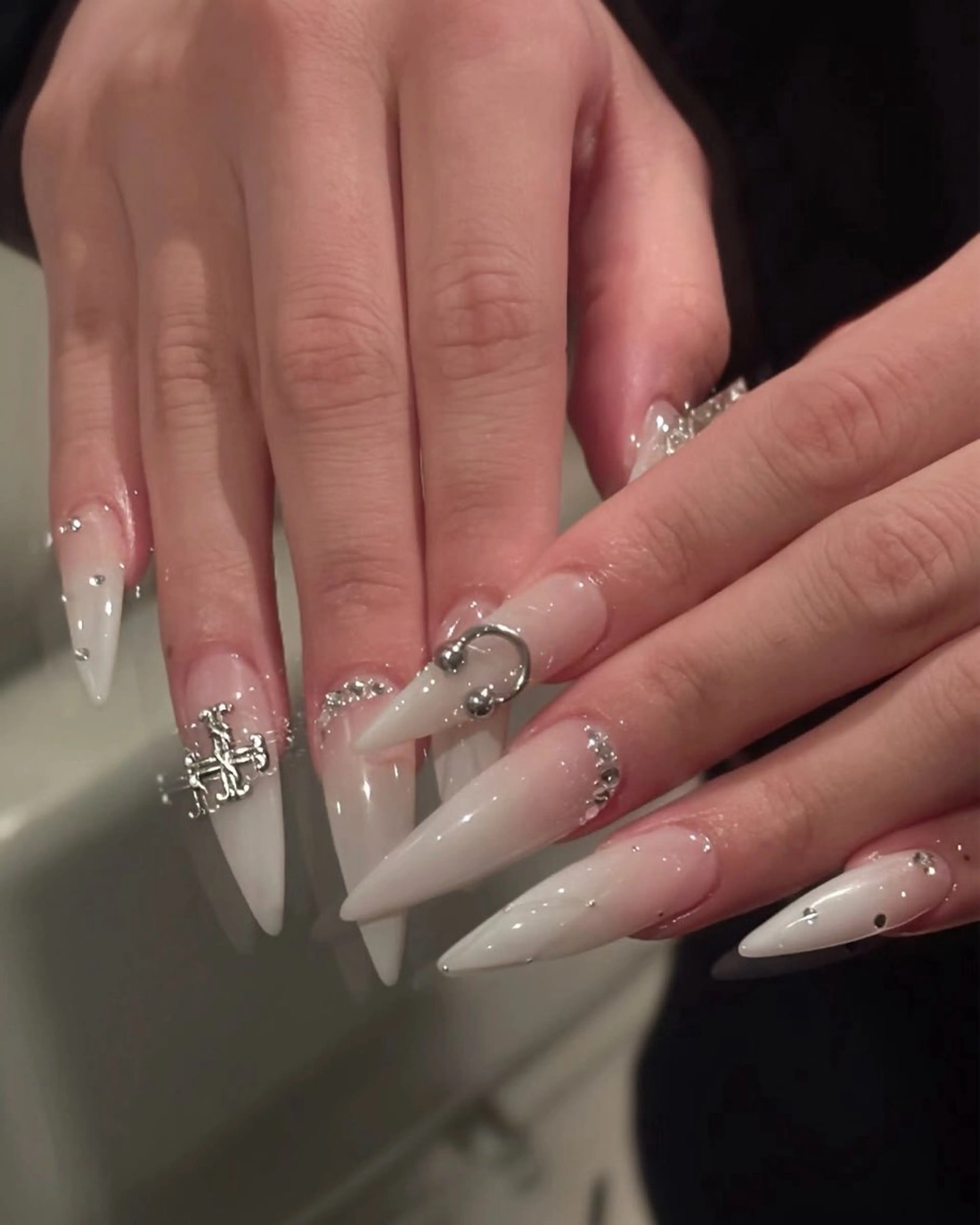 ネイル キラキラネイル 韓国ネイル ロングネイル ワンホンネイル ハンドネイル Josie nail salonのネイルデザイン