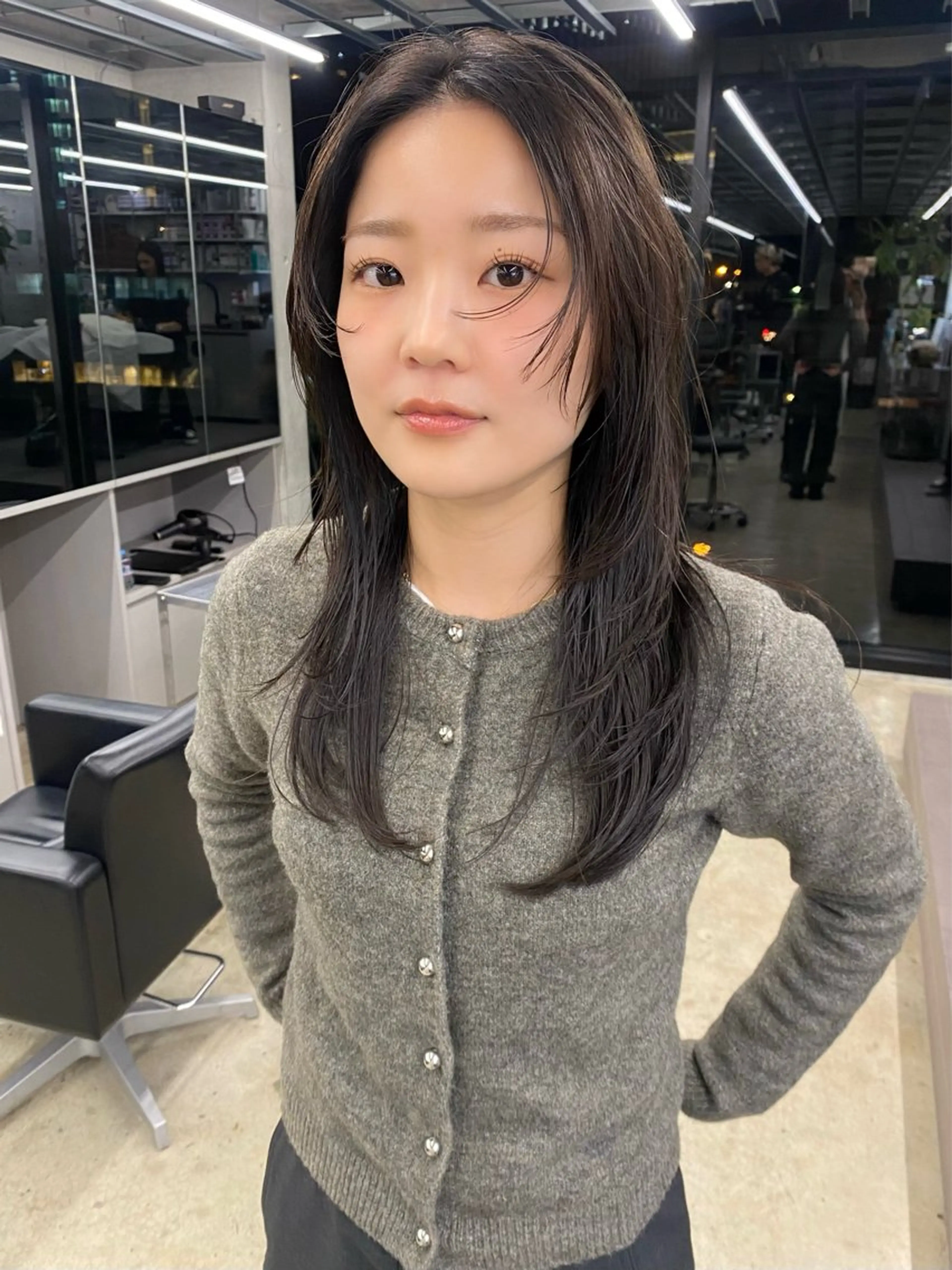 ミディアム カラー 顔まわりレイヤー レイヤーカット ウルフカット カット ヘアカラー トリートメント 似合わせカット レイヤーボブウルフのヘアスタイル