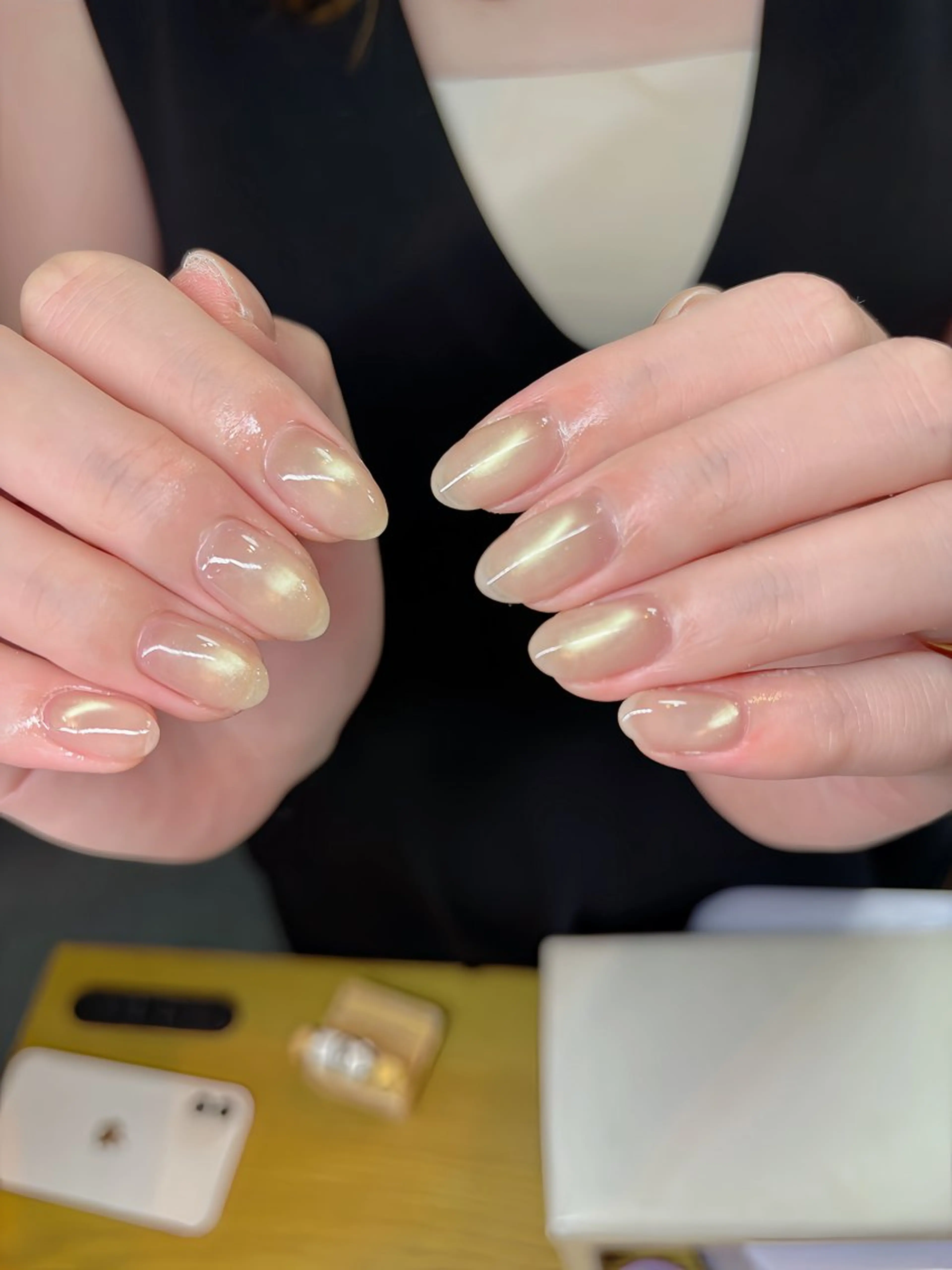 ネイル ゴールド キラキラネイル マグネットネイル 黄色 ハンドネイル ハンドケア 🎀NAIL🎀 AI🪄︎︎◝✩のネイルデザイン