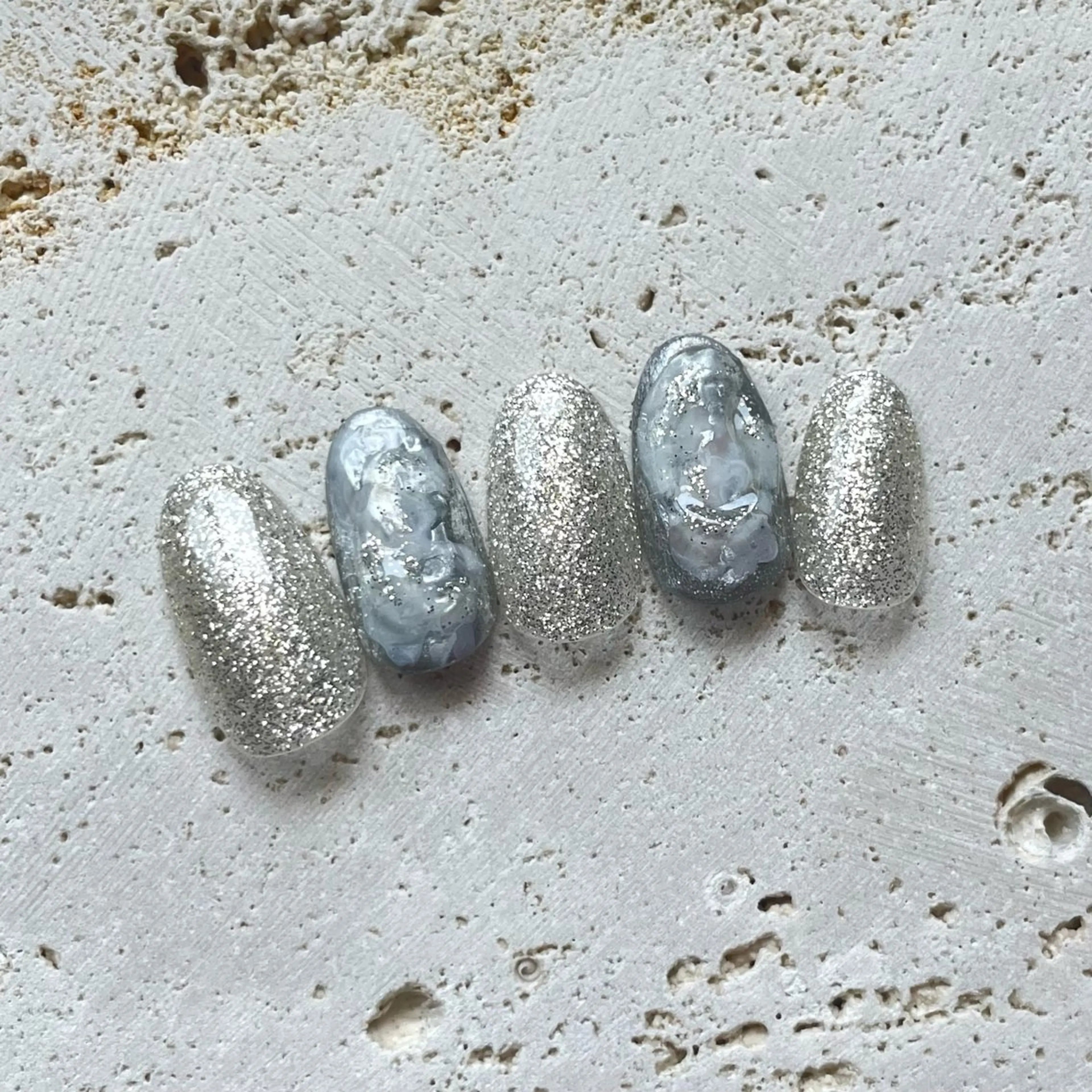 ネイル ラメ(グリッター) ぷっくりネイル シルバー GO TODAY シェアサロン 渋谷Orla店所属・吉井 まりのネイルデザイン