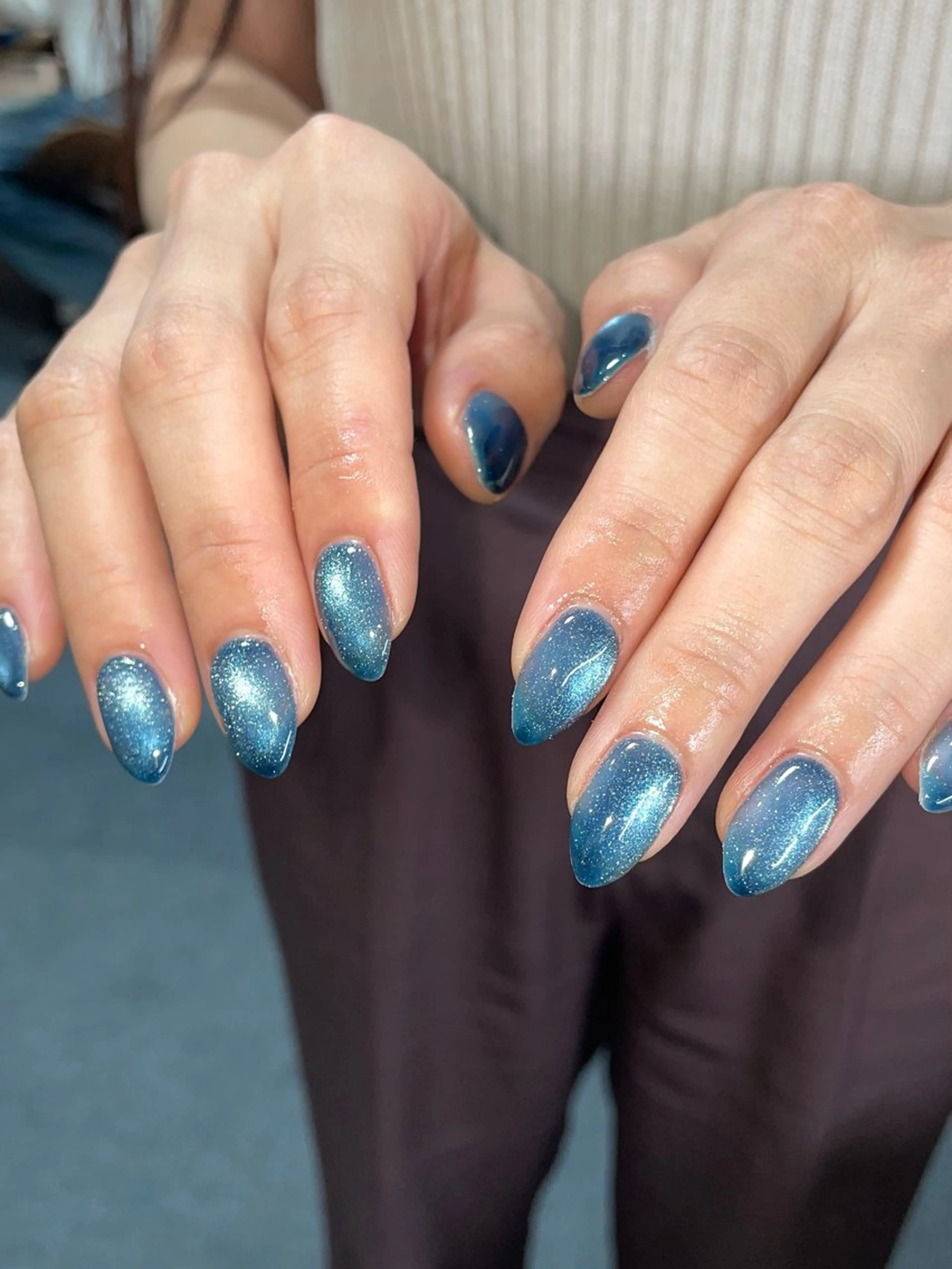 ネイル ブルー キラキラネイル マグネットネイル 夏ネイル ハンドネイル ハンドケア 🎀NAIL🎀 AI🪄︎︎◝✩のネイルデザイン