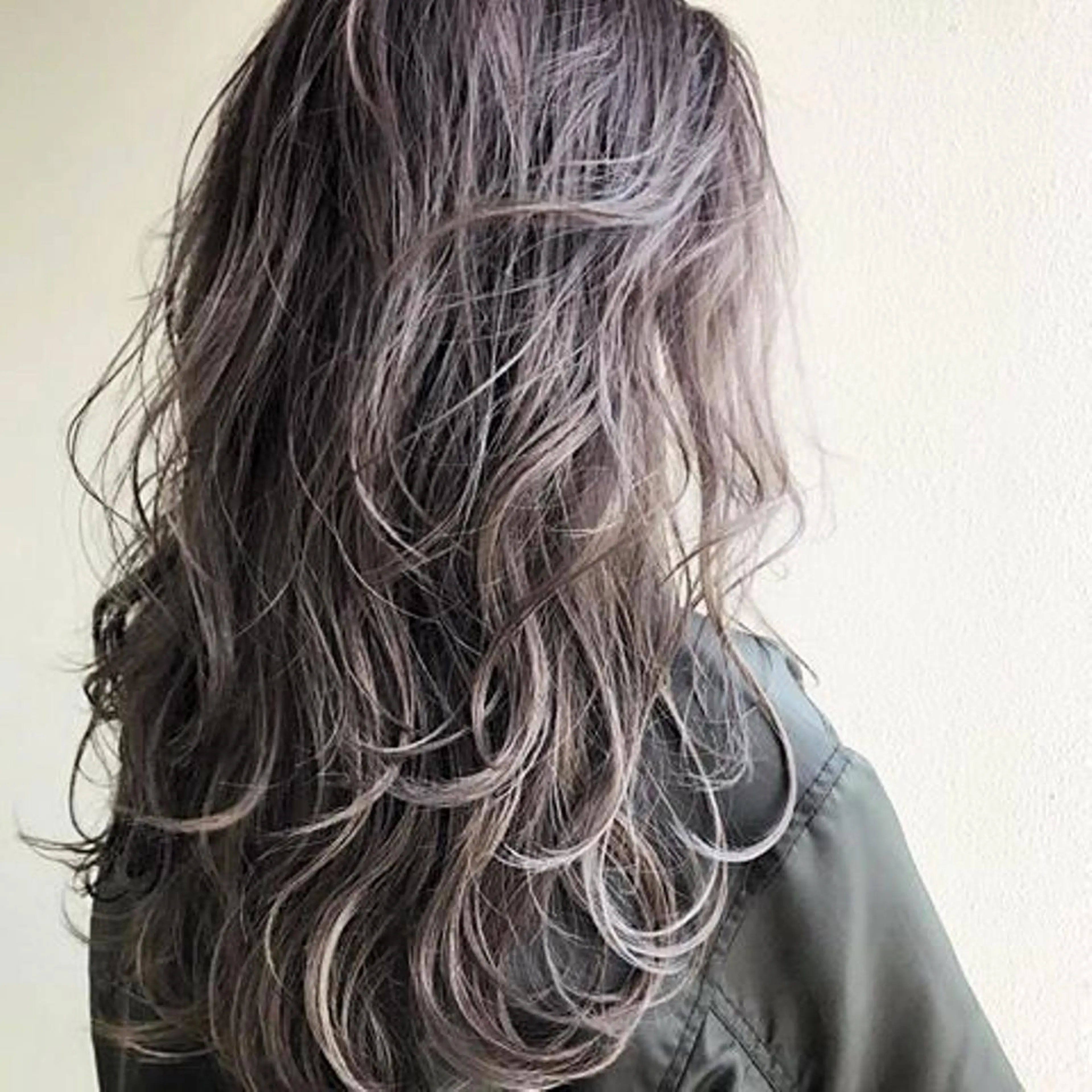 ミディアム カラー アディクシーカラー ブリーチ グレージュ ハイライトカラー ブリーチなしカラー ヘアカラー トリートメント ケア剤オタク×海外 ヘア長谷川裕起のヘアスタイル