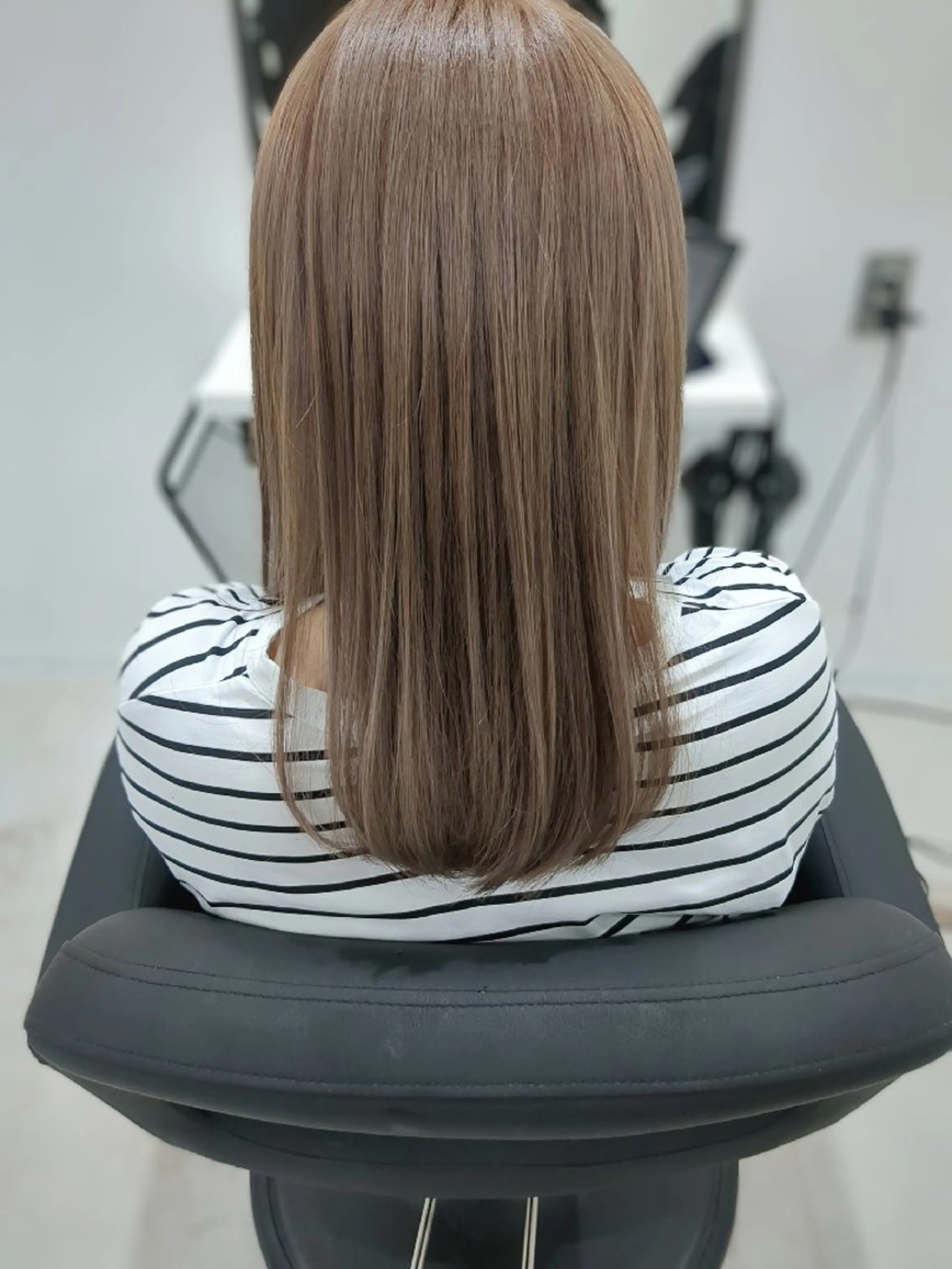 ロング カラー ベージュカラー ブリーチ ミルクティーベージュ アグヘアーヴィズ 永山店所属・菅原 涼のヘアスタイル