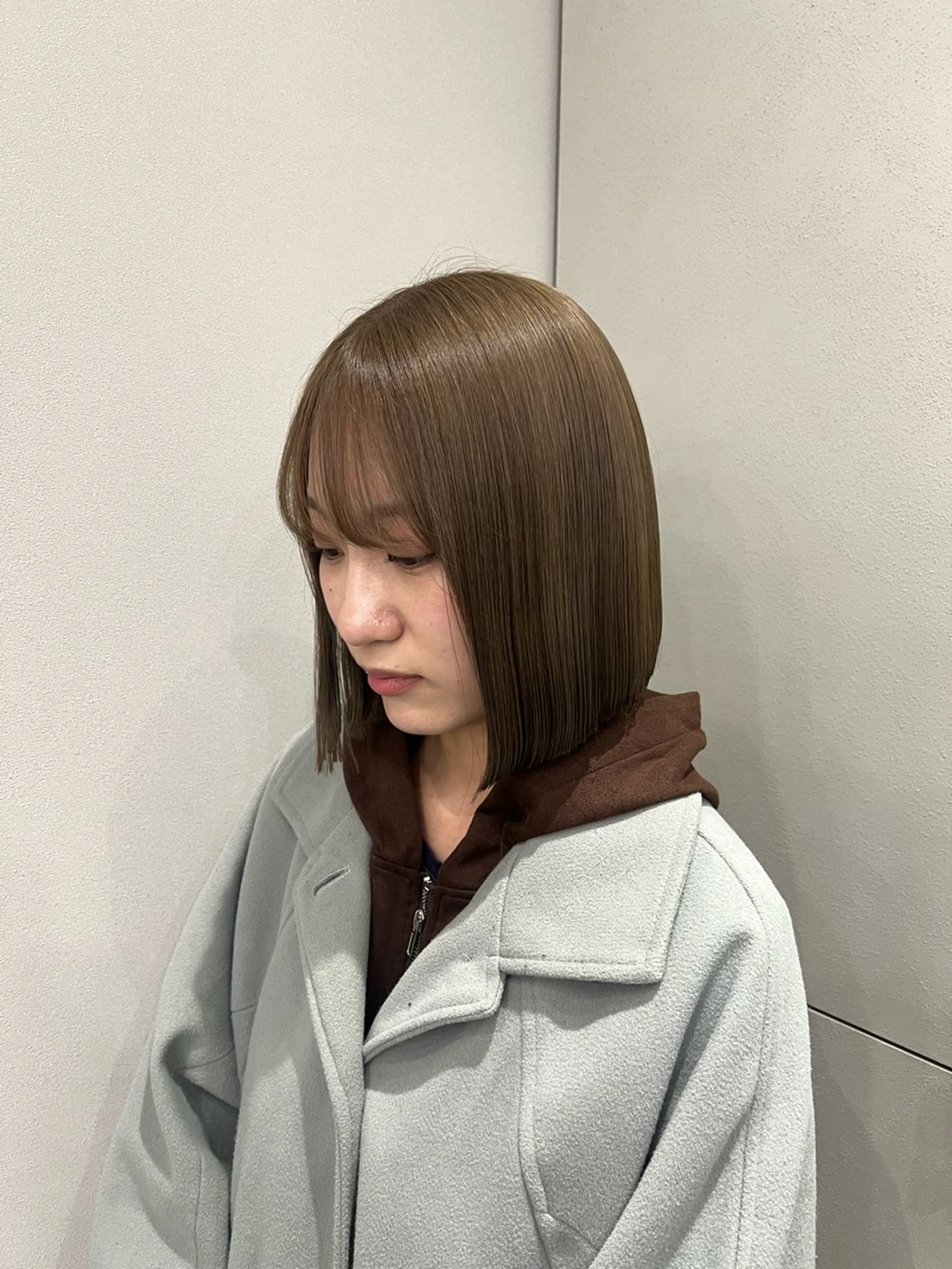 ミディアム カラー 切りっぱなしボブ ベージュカラー ブリーチ ミルクティーベージュ ボブ 上迫 ゆうのヘアスタイル