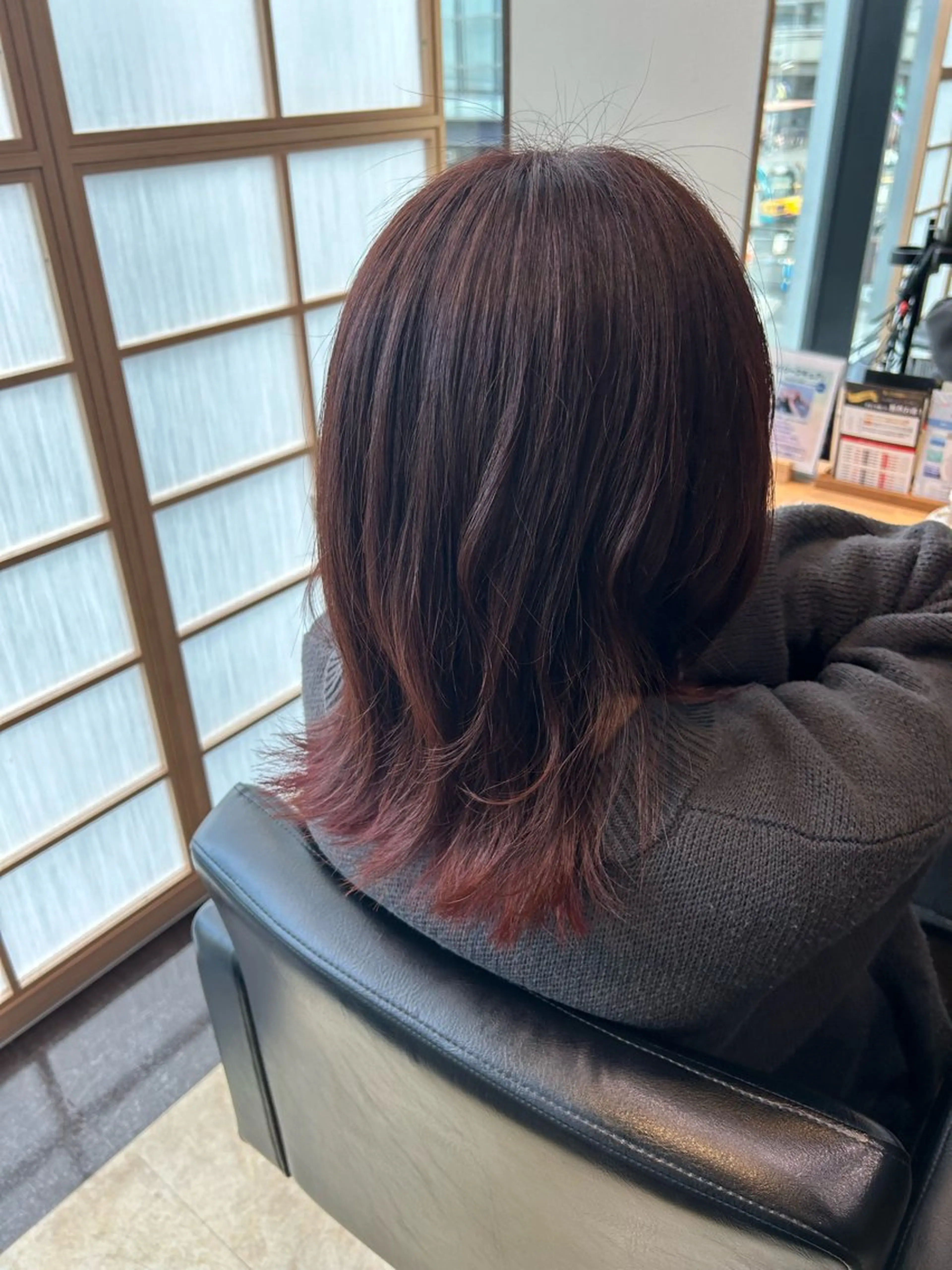 セミロング カラー ブラウンカラー カシス インナーカラー ピンクカラー パープルカラー パーマモデル募集中 瀬在紗也香のヘアスタイル