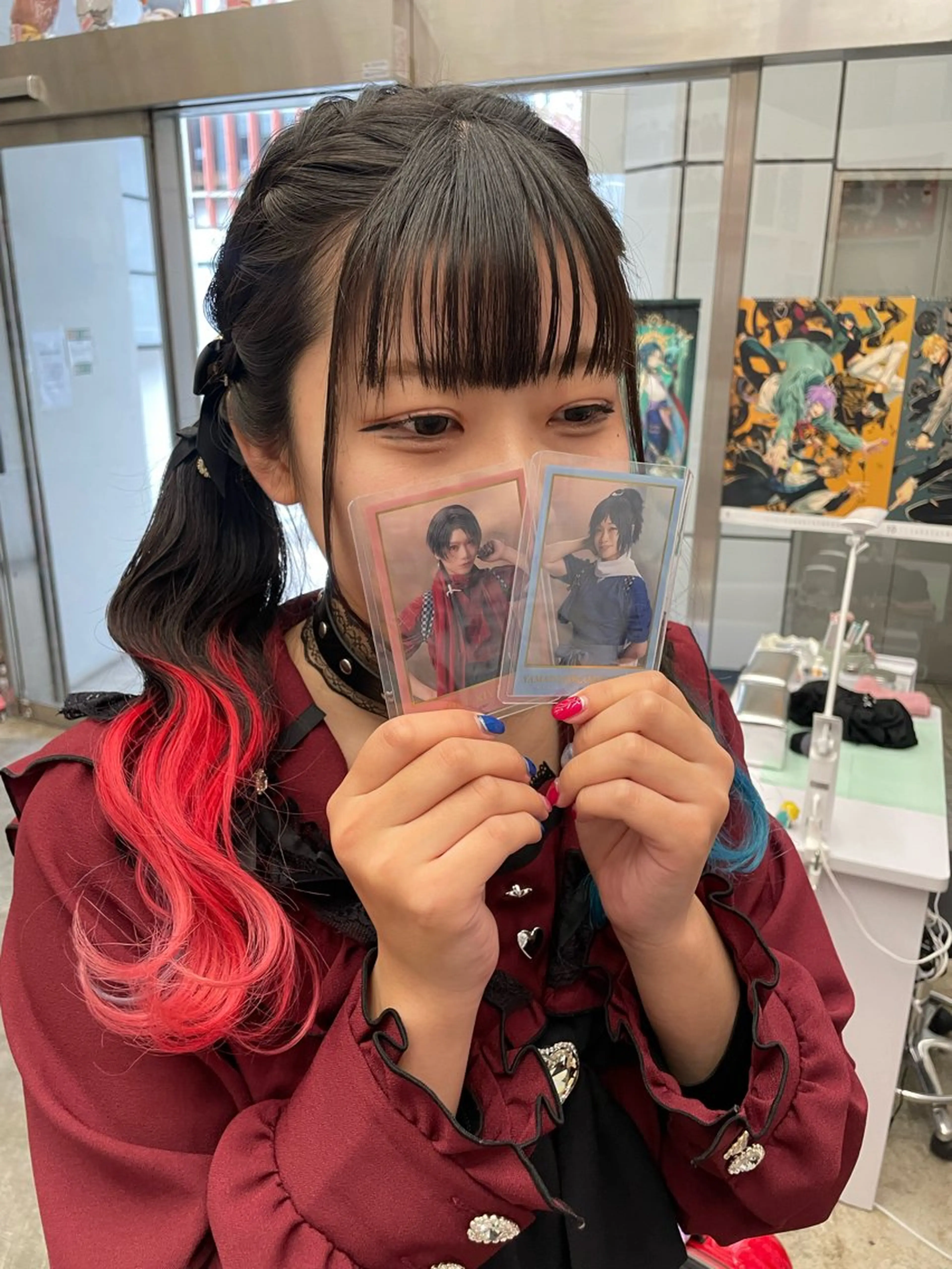 ミディアム カラー ブルーカラー レッドカラー ヘアカラー インナーカラー/推し ウルフ/アニメカラーのヘアスタイル