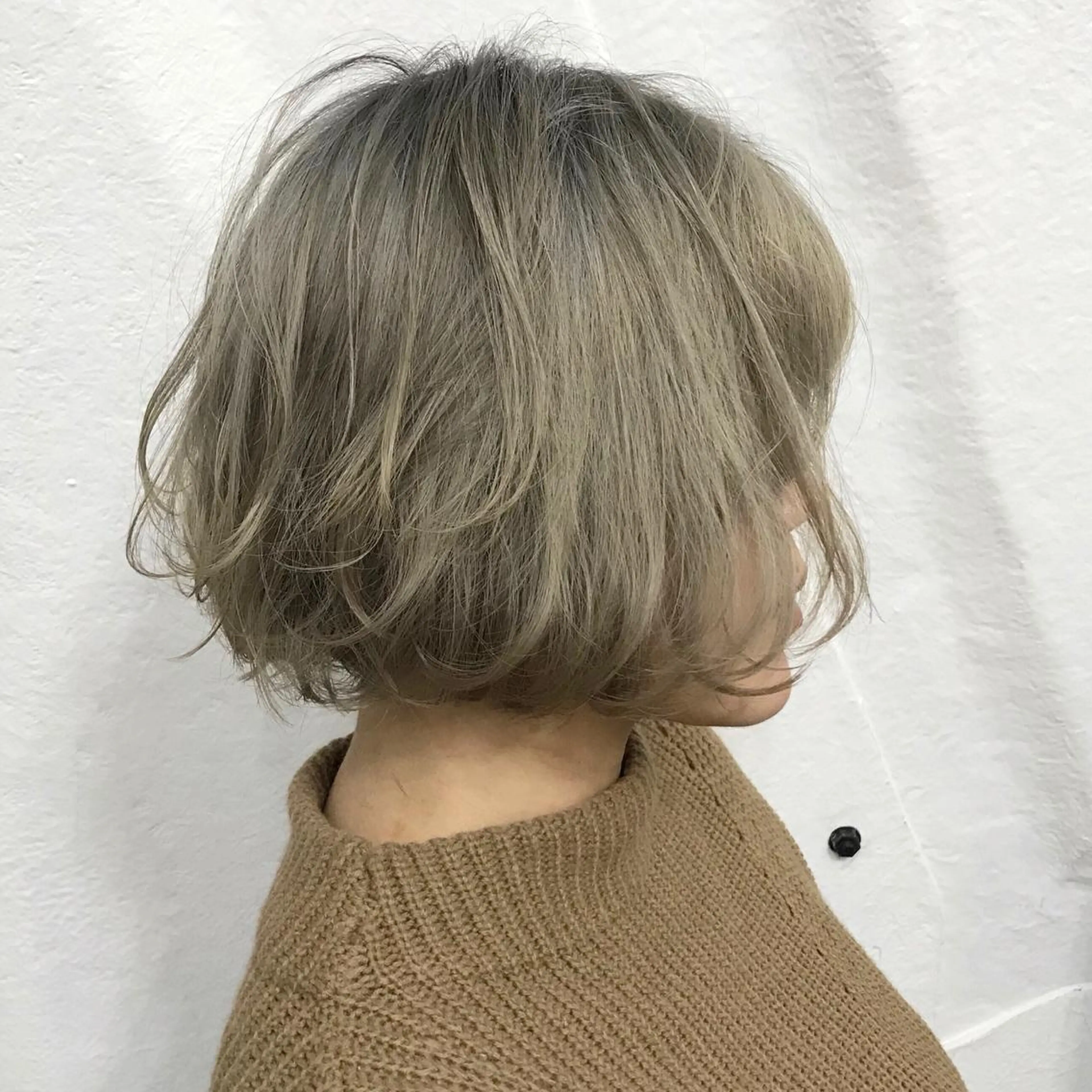 ショート カラー ベージュカラー ブリーチ ホワイトベージュ タンバルモリ サロウィン所属・K-POP好き美容師 🇰🇷Kai.Yのヘアスタイル