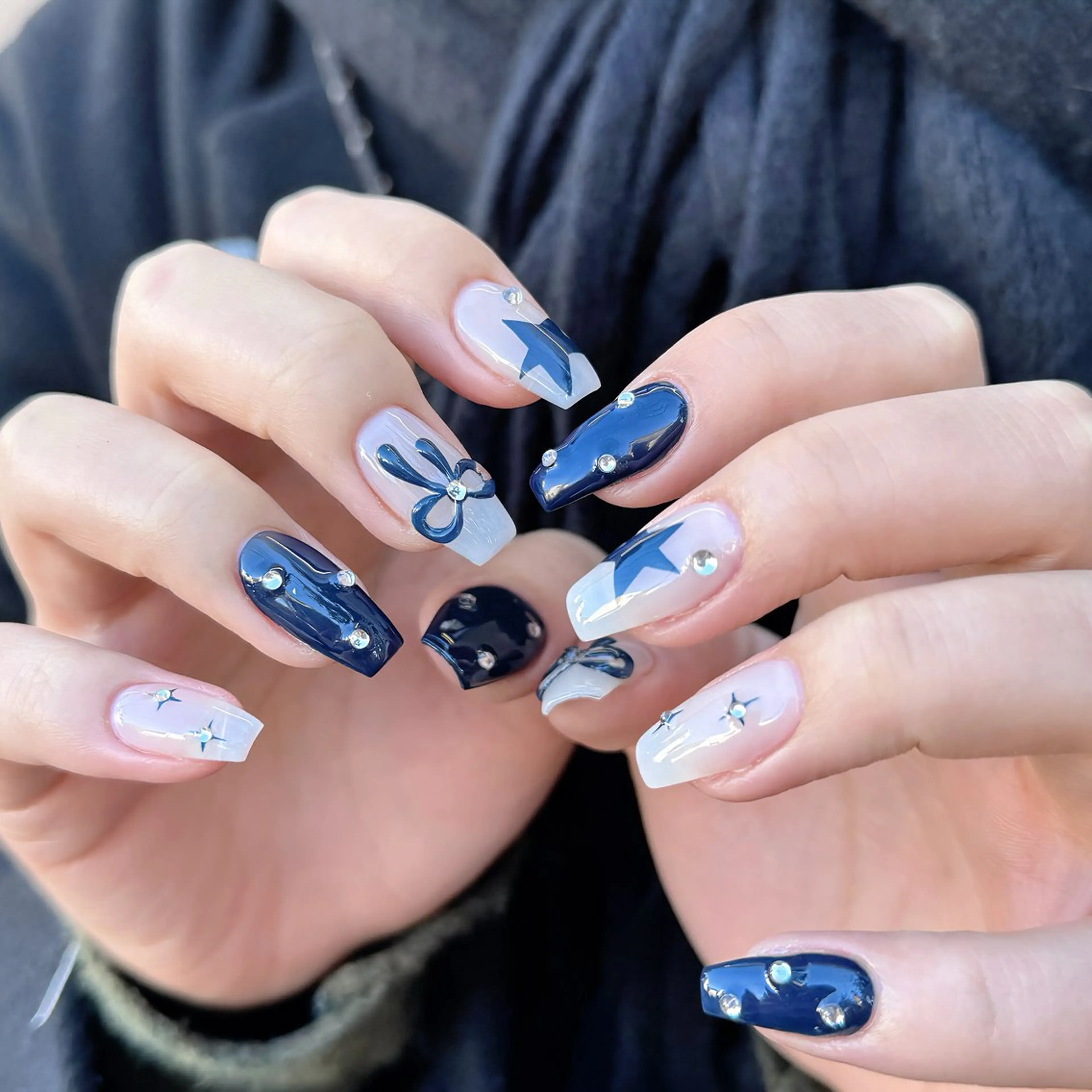 ネイル チークネイル ネイビー リボン シンプルネイル ワンホンネイル ハンドネイル 🫧OPELIA NAIL渋谷🫧のネイルデザイン