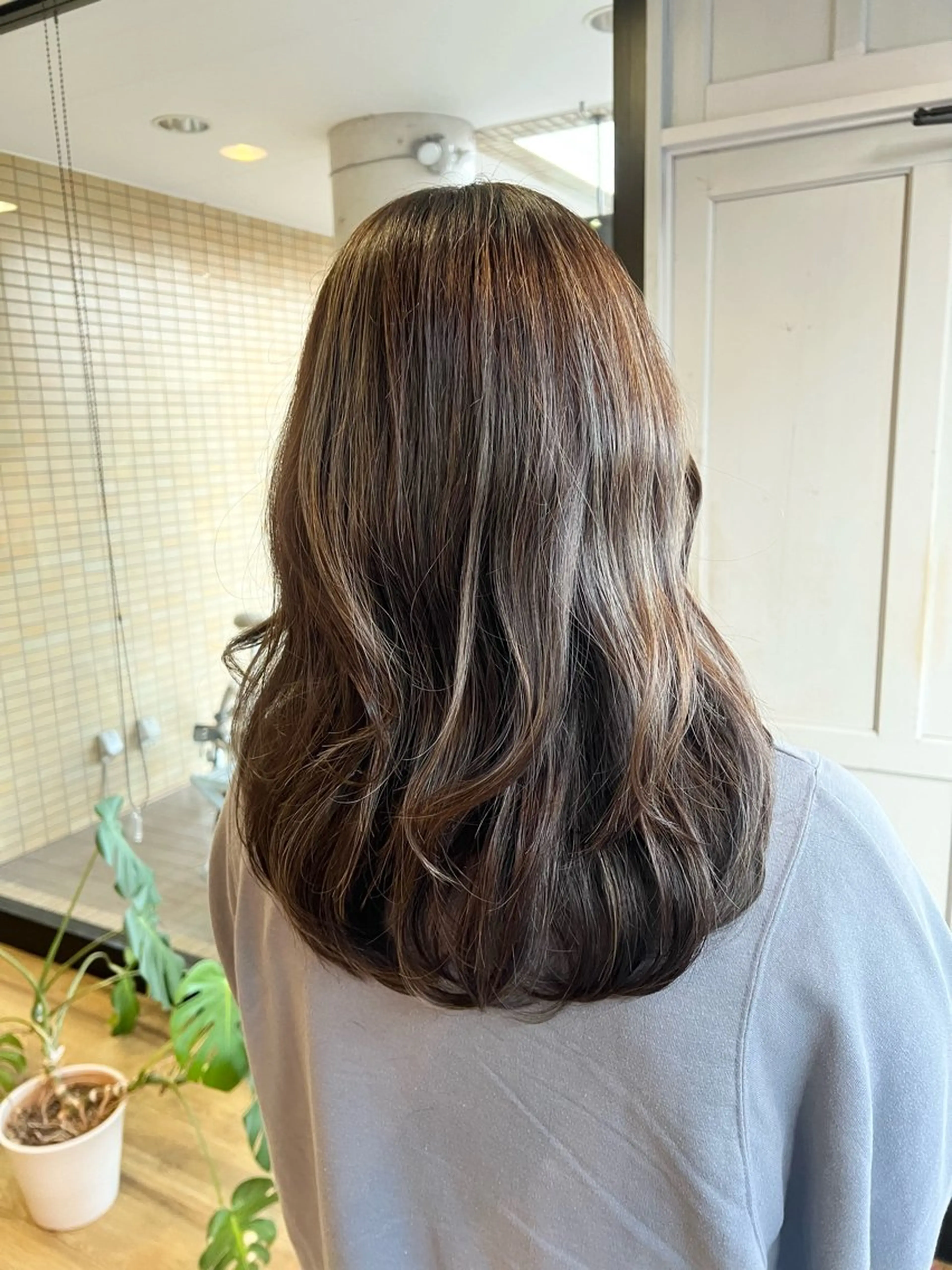 ロング カラー グレージュ ハイライトカラー ハイライト ヘアカラー トリートメント ツキダテ ユイのヘアスタイル