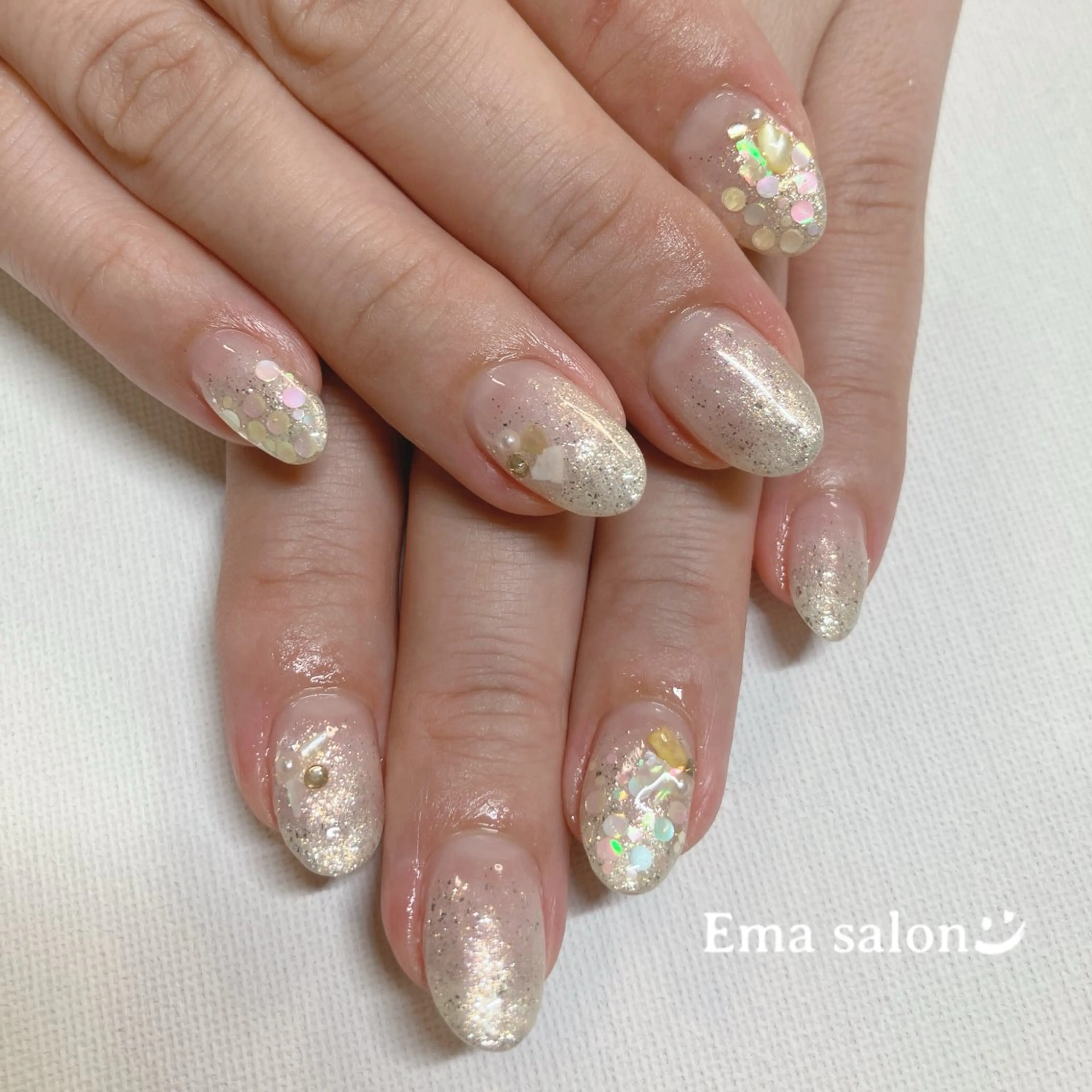 ネイル グラデーション ラメ(グリッター) ラメグラデーション ホワイト 黄色 ハンドネイル Ema salon satomiのネイルデザイン