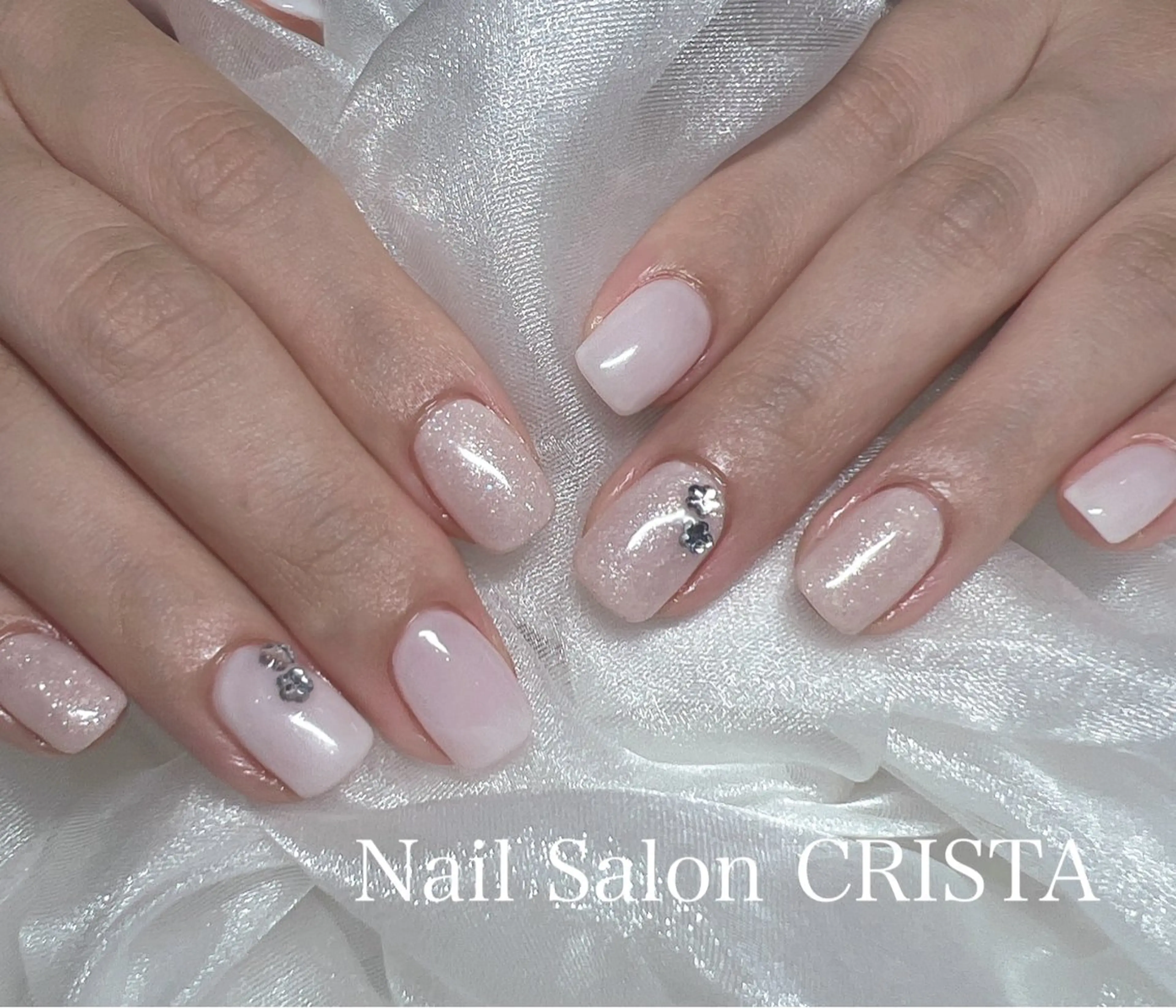 ネイル ラメ(グリッター) ストーンネイル ホワイト ハンドネイル Nail Salon CRISTA所属・CRISTA chikakoのネイルデザイン