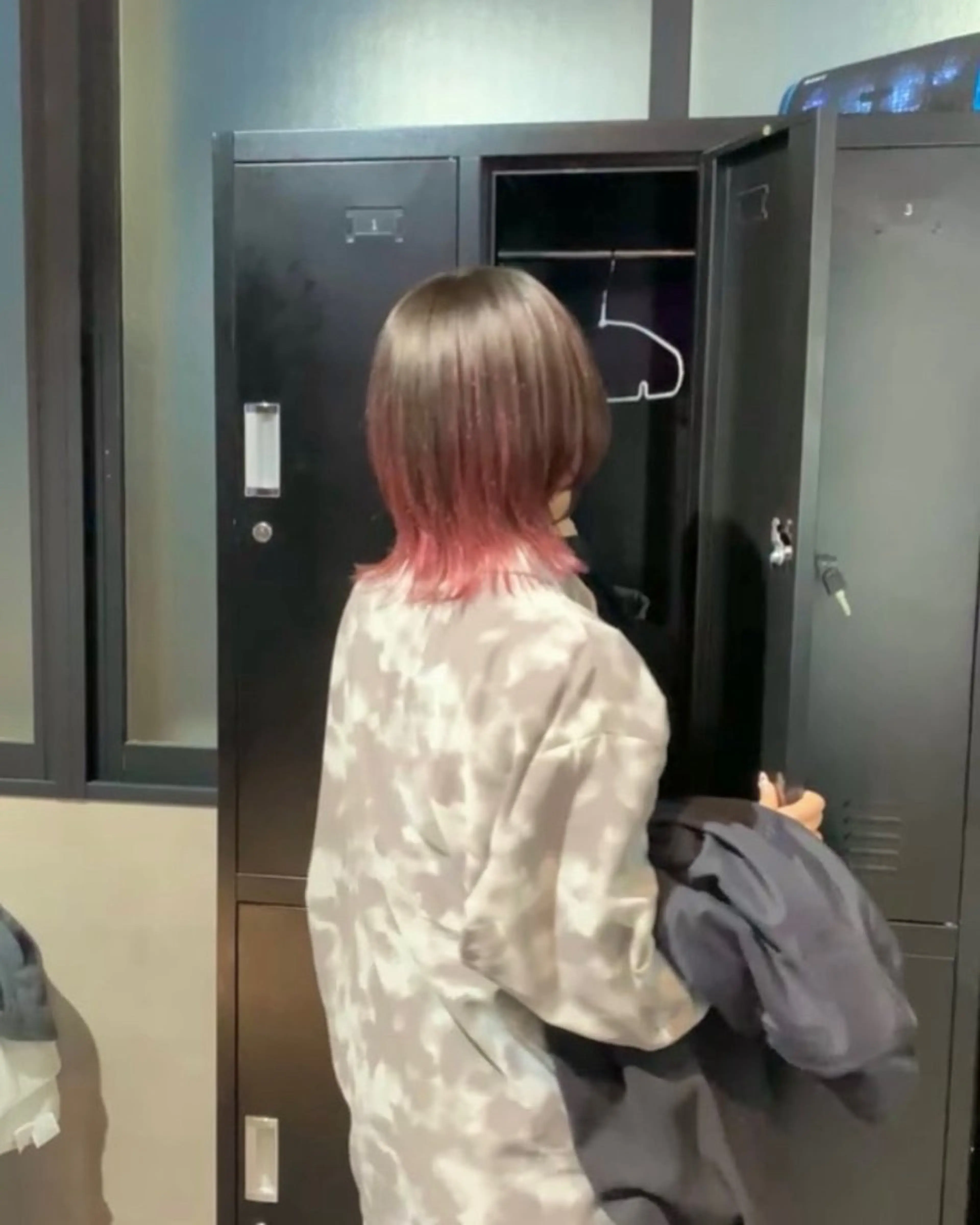 ミディアム カラー ピンクカラー レッドカラー ウルフカット KISS SWAN所属・B E C H I C O〔べち子〕のヘアスタイル