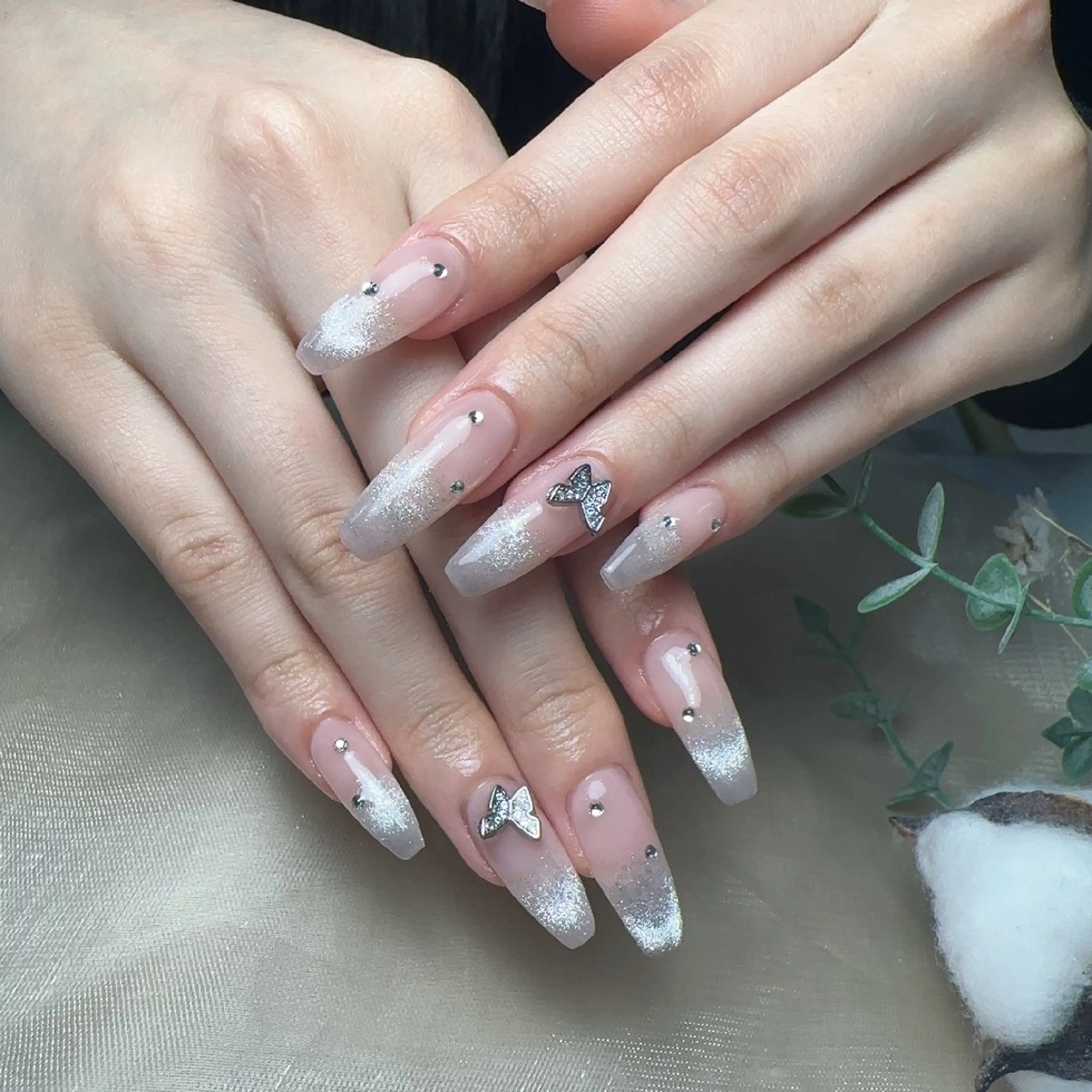 ネイル 長さ出し キラキラネイル 韓国ネイル マグネットネイル 持ち込み ハンドネイル UM Nail Salonのネイルデザイン