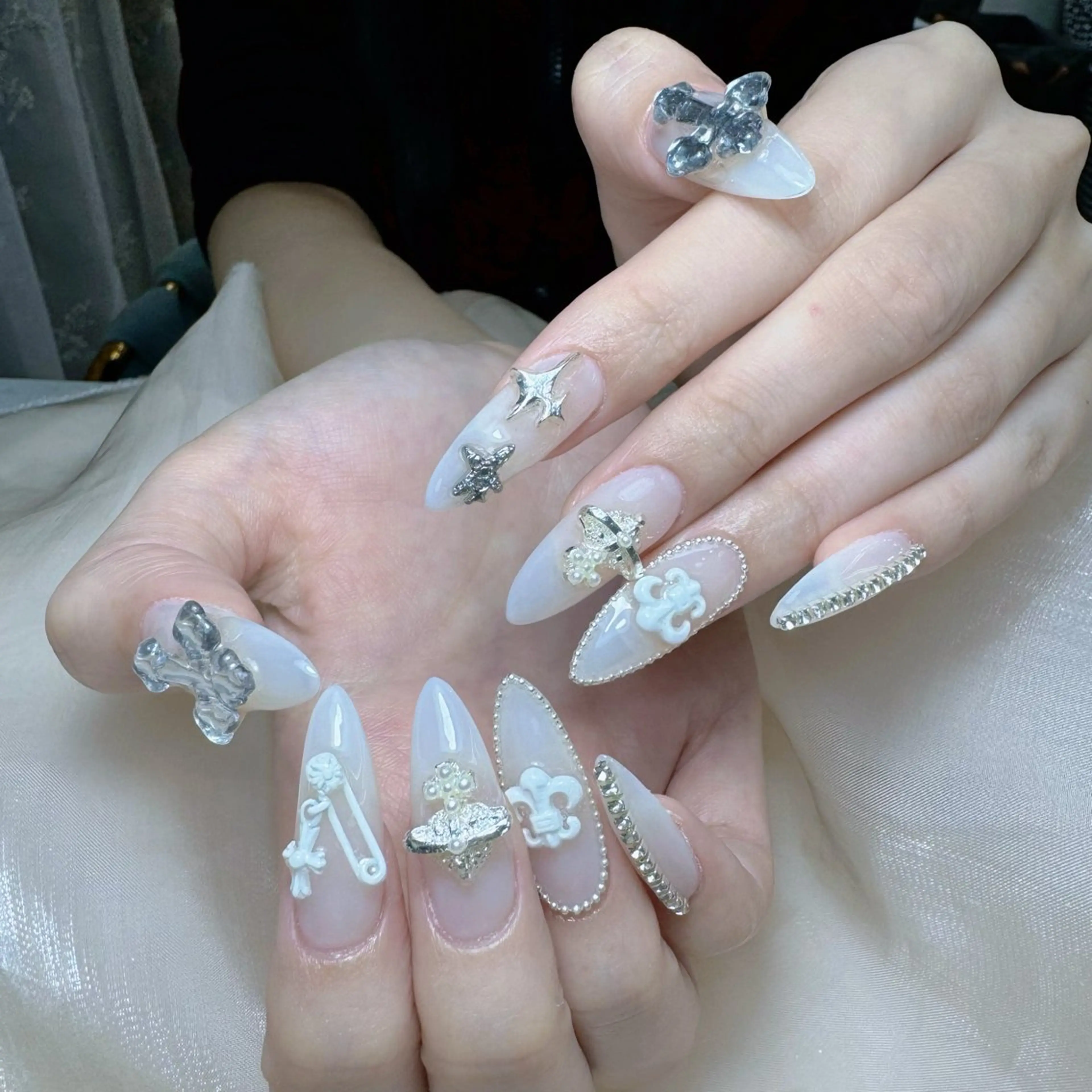 ネイル オーロラネイル フレンチネイル ハート キラキラネイル 韓国ネイル ハンドネイル Melody Nail所属・Melody  3D/スカルプ専門店のネイルデザイン