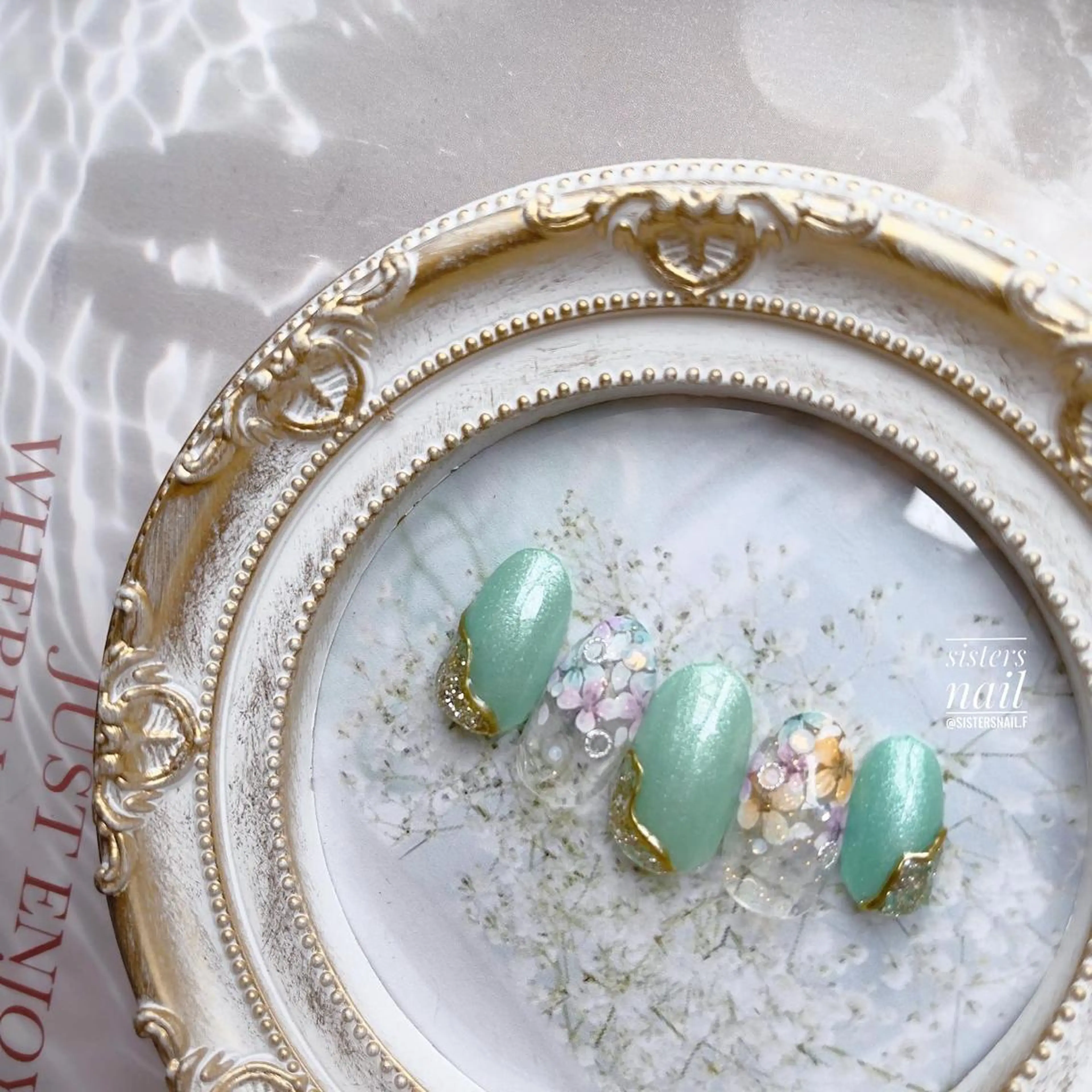 ネイル アートネイル フラワーネイル ゴールド グリーン キラキラネイル sisters nail.fのネイルデザイン